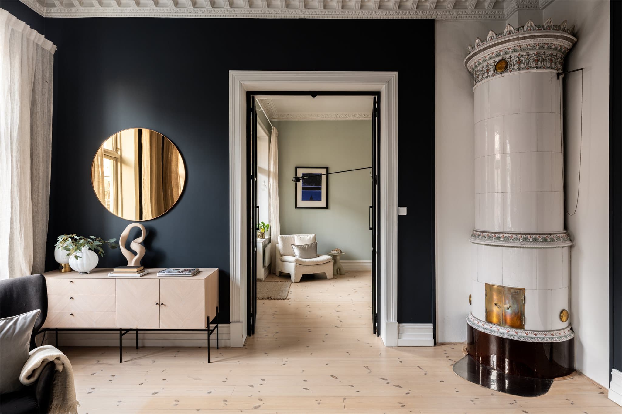 Nye, innvendige glassdører fra 2021 skaper en elegant forbindelse mellom stuene.