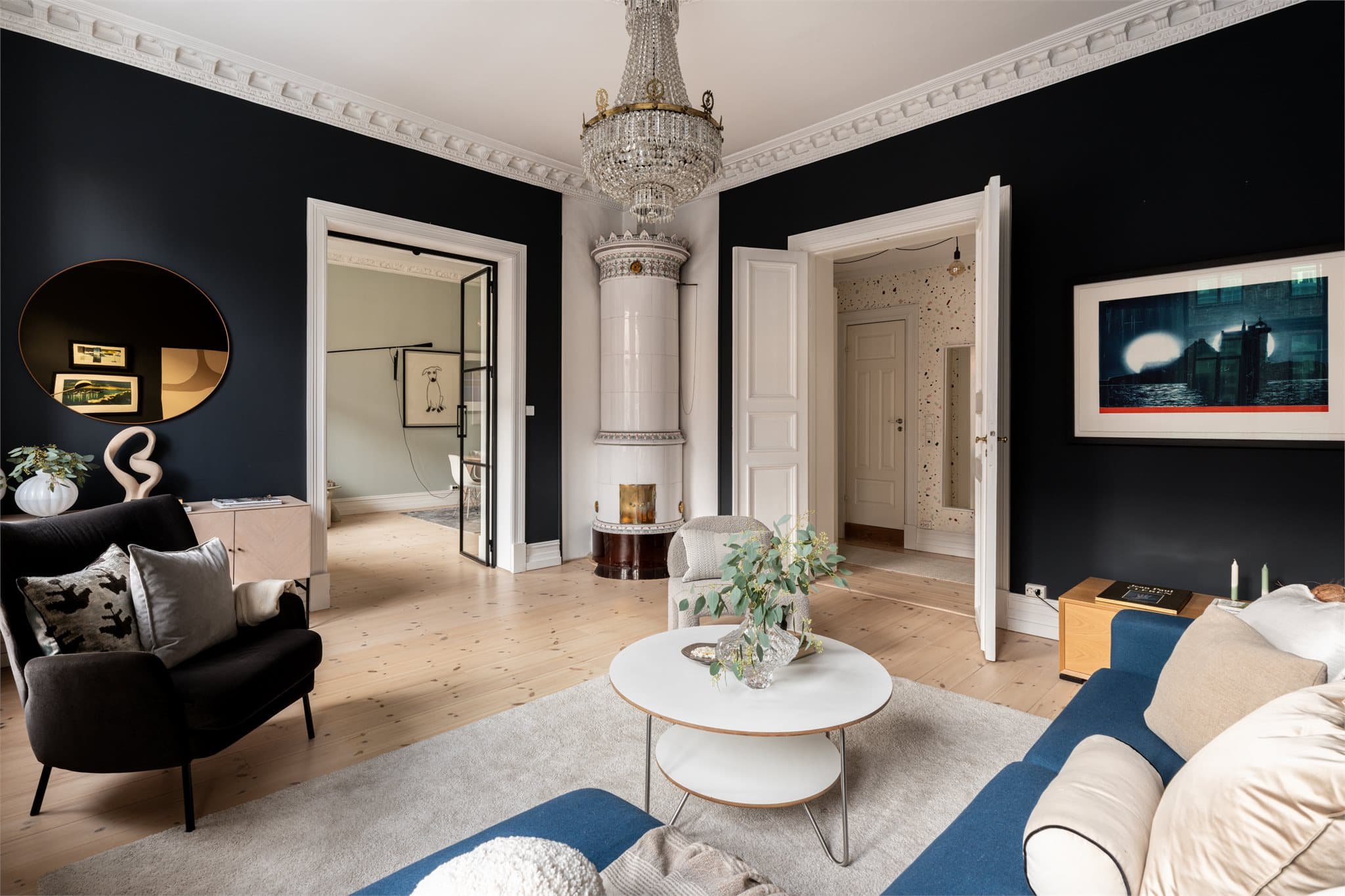 Leiligheten har to ildsteder, plassert i hver sin stue, som gir både varme og karakter.