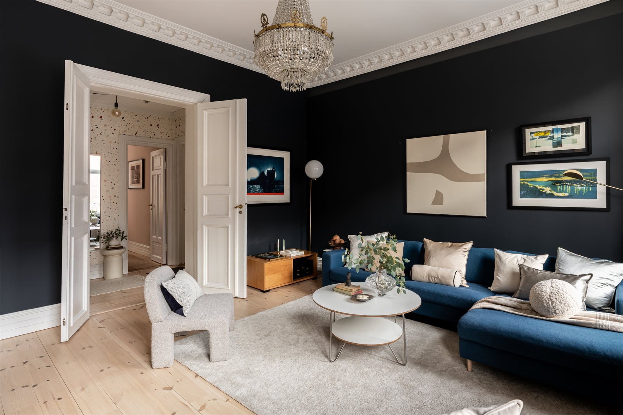 Rommene har et lekkert furugulv som ble slipt i 2017, noe som er gjennomgående for leilighetens oppholdsrom.