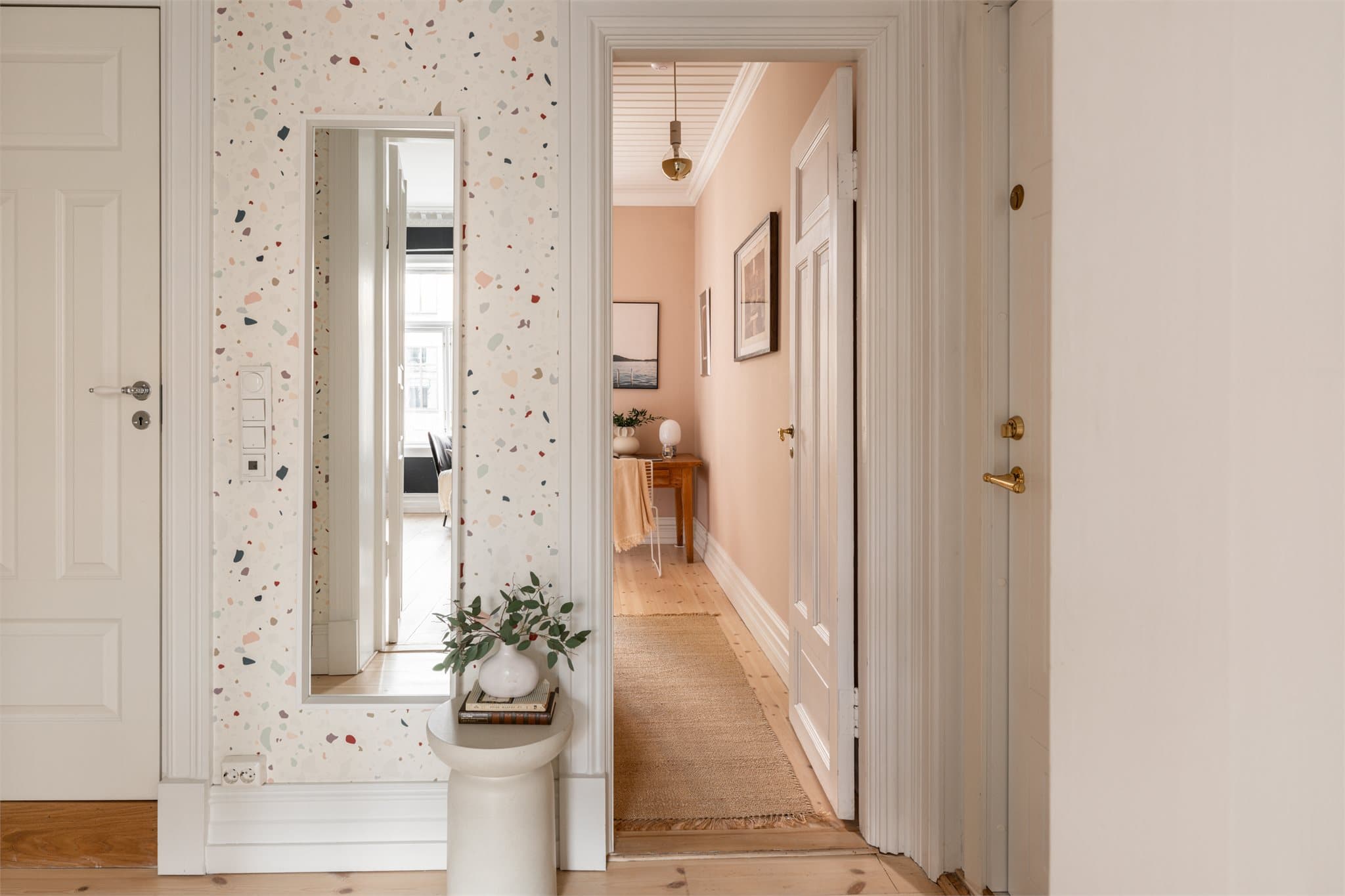 Leilighetens andre soverom egner seg godt som barnerom, gjesterom eller kontor.