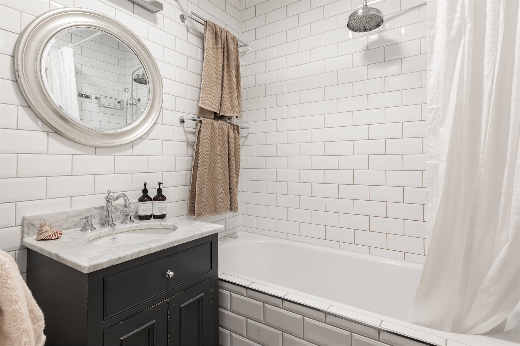 Badet er utstyrt med bl.a. badekar, vegghengt toalett og en profilert servantinnredning. Det er også opplegg til vaskemaskin og tørketrommel.