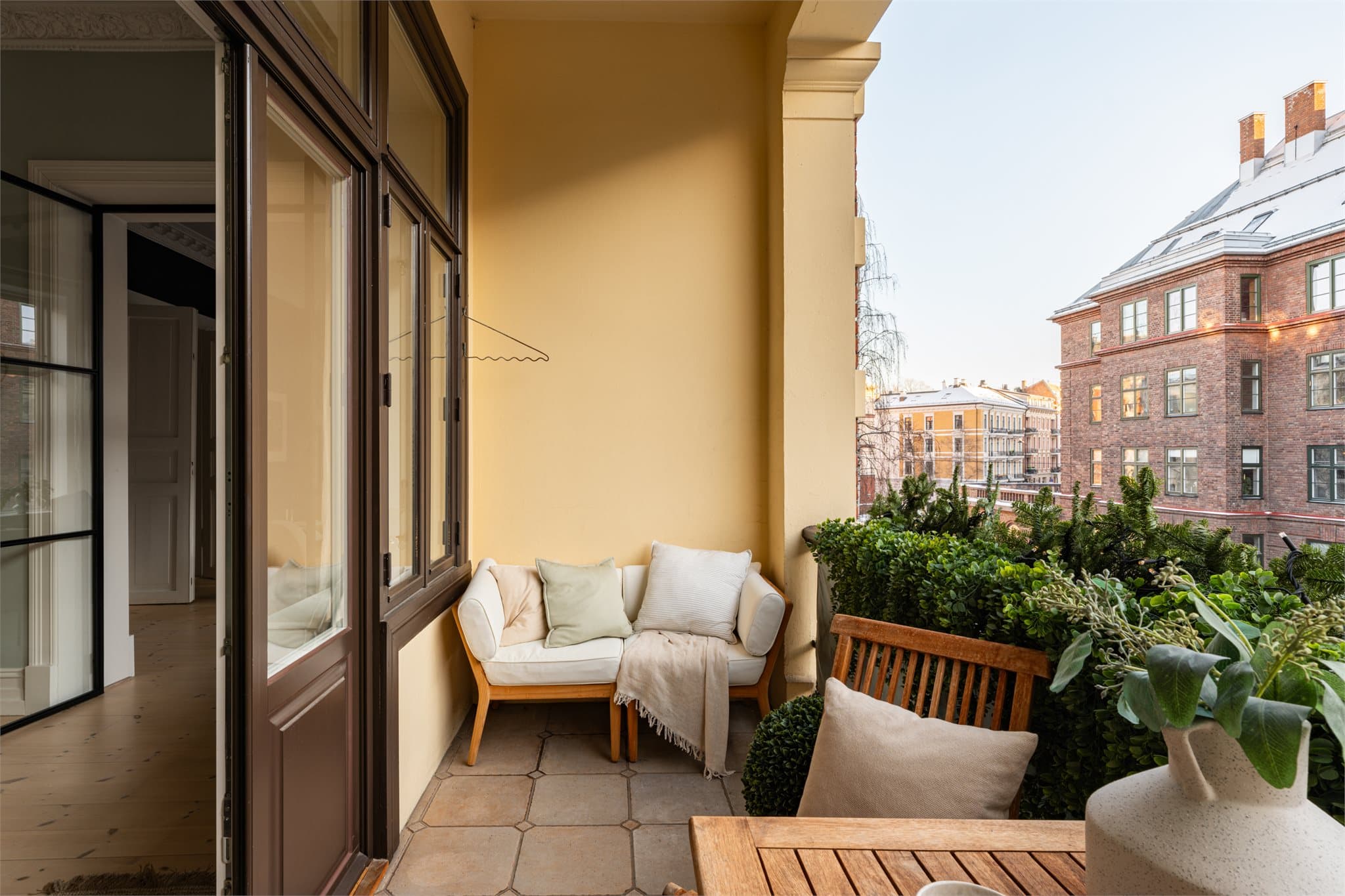 Balkongen har flislagt dekke og vender mot Elisenbergveien.