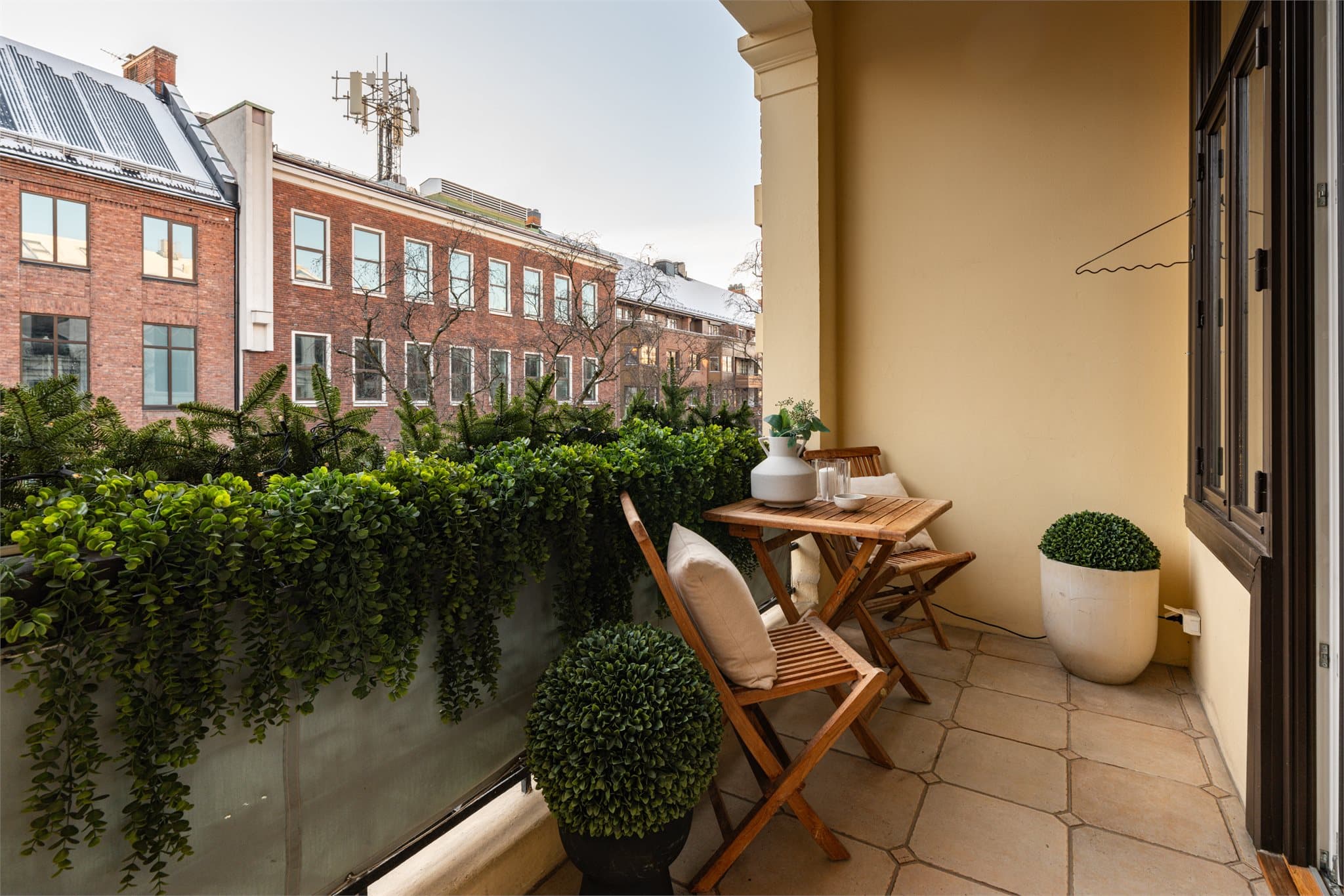 Syd-østvendt balkong med gode solforhold sommerstid.