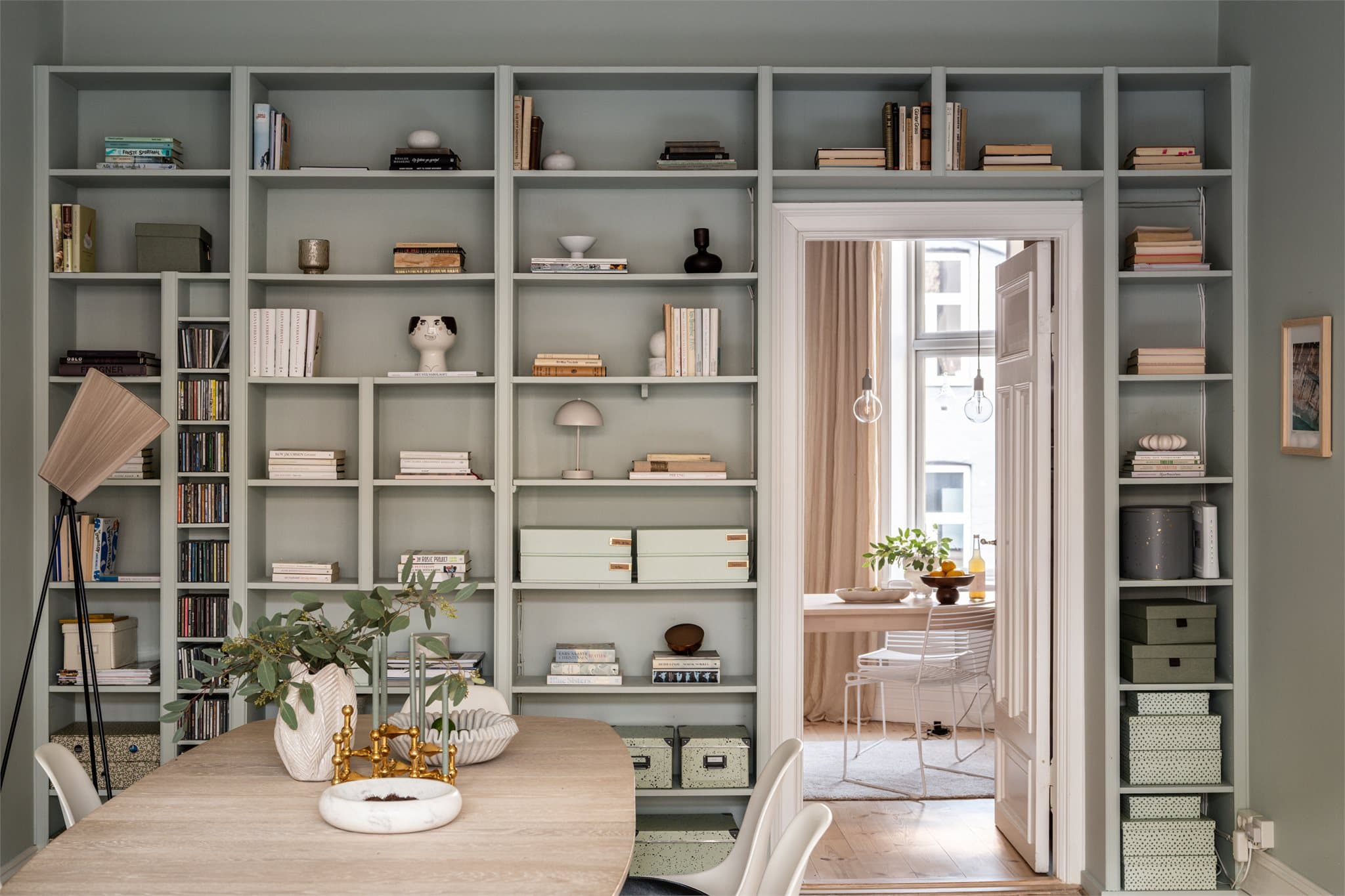 Bokhyllen gir rommet karakter og en praktisk løsning for oppbevaring.