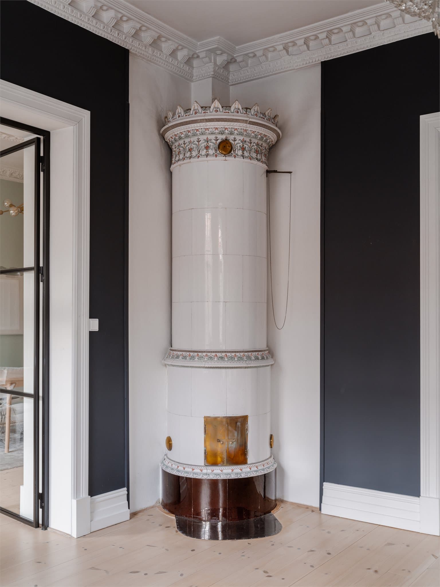 Kakkelovnen er et vakkert og funksjonelt element som understreker bygårdens historiske preg.