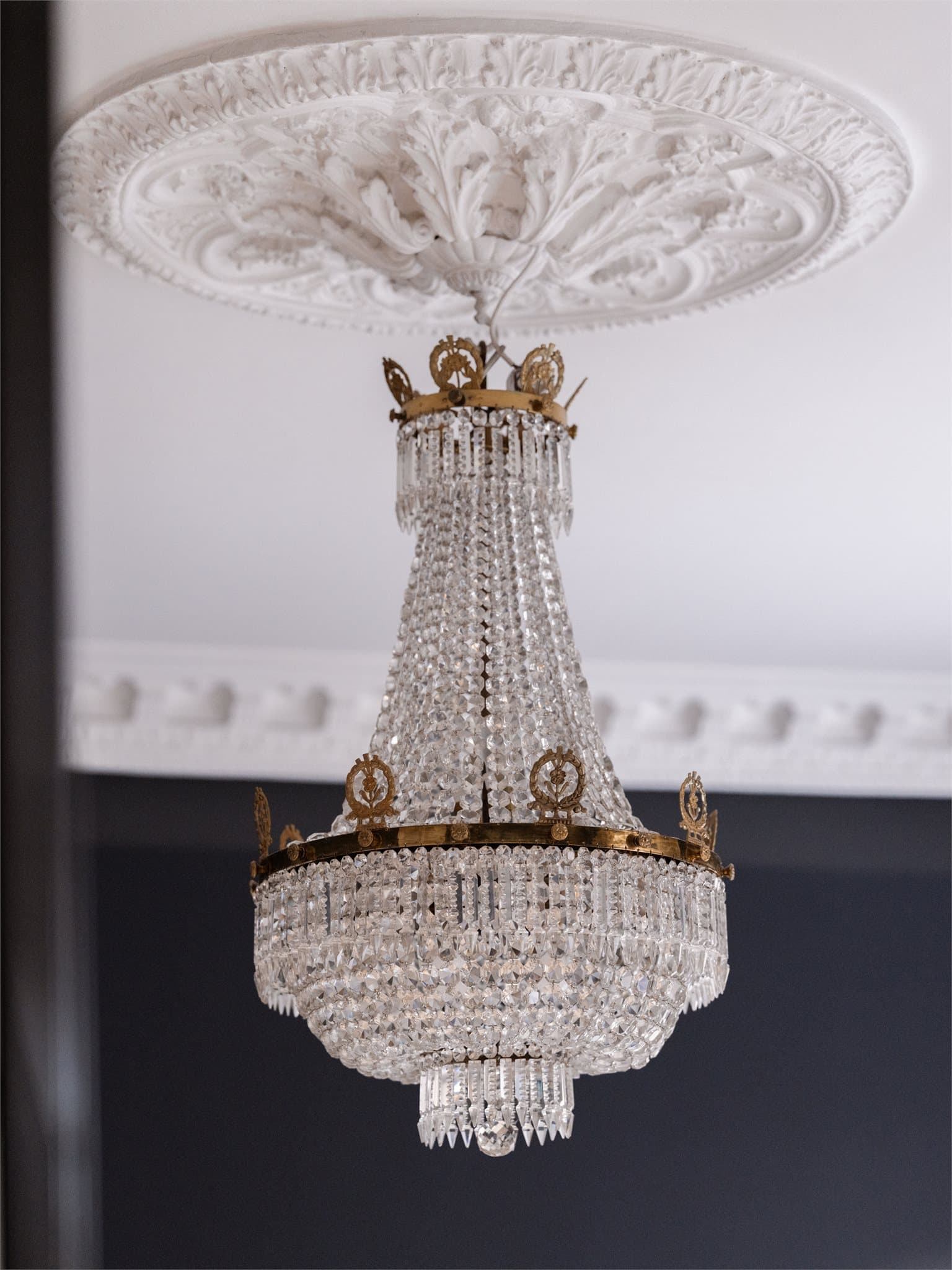 Originale detaljer som stukkatur og takrosetter er bevart og fremhevet.