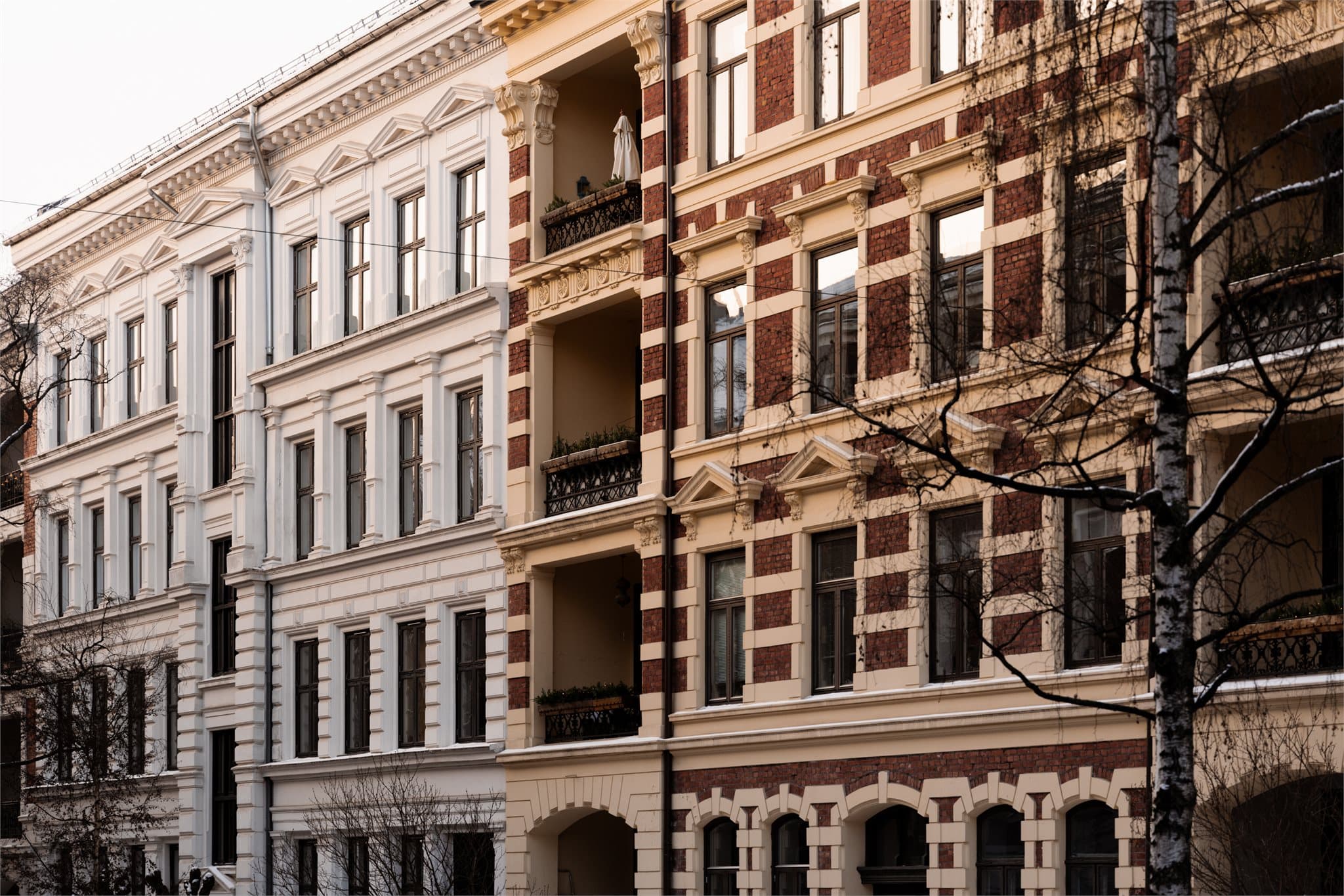 Bygården fra 1893 har en klassisk og velholdt fasade som er typisk for området.