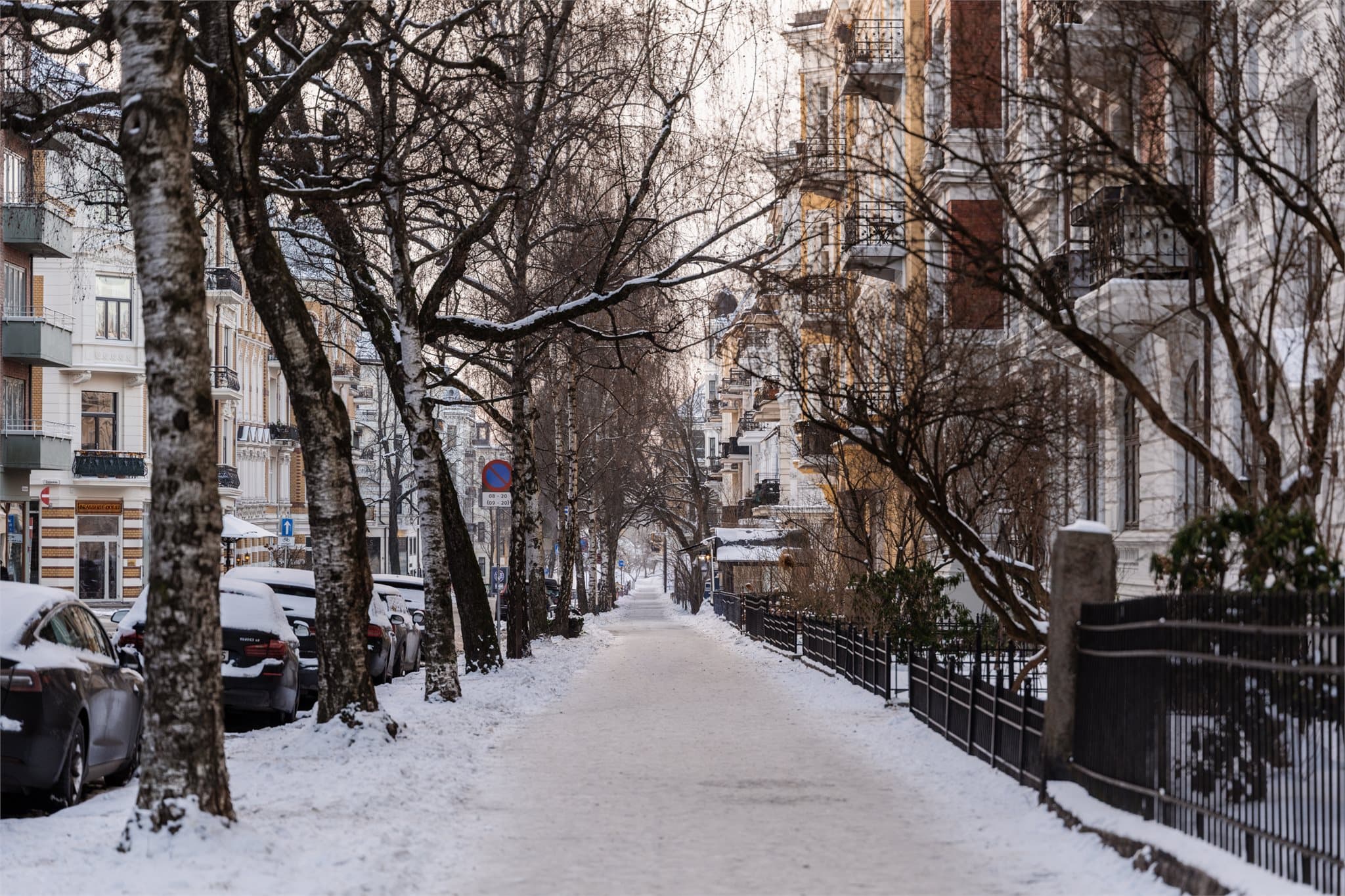 Her bor du sentralt med butikker, kafeer og restauranter i umiddelbar nærhet. Frognerparken og trikkestopp like ved gir en enkel og bekvem hverdag.
