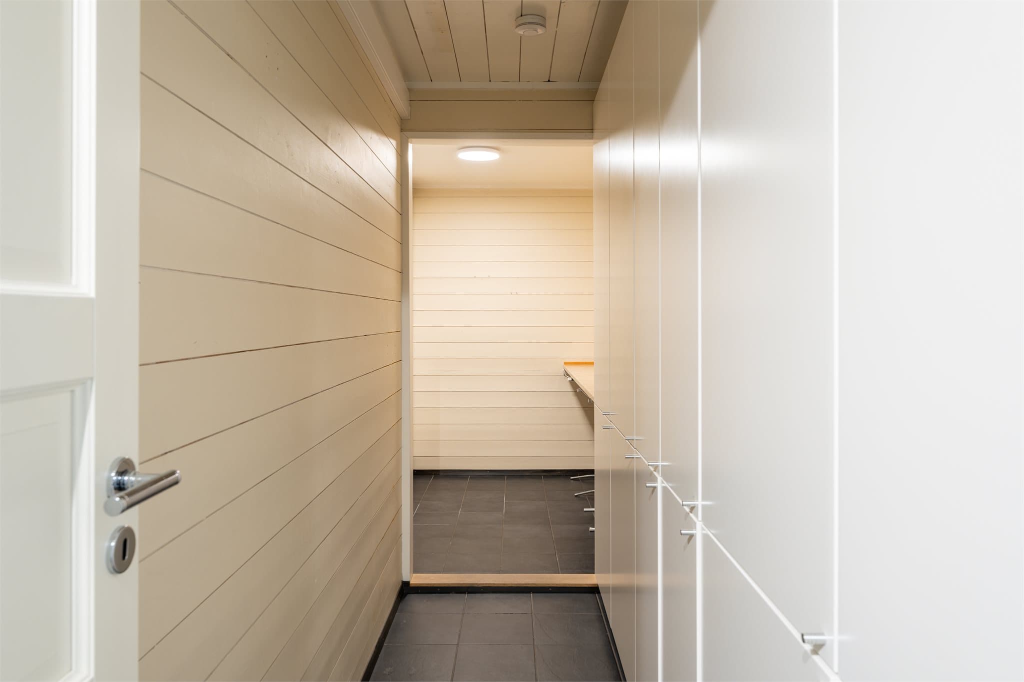 Gangen i underetasjen er utstyrt med en romslig skyvedørsgarderobe.