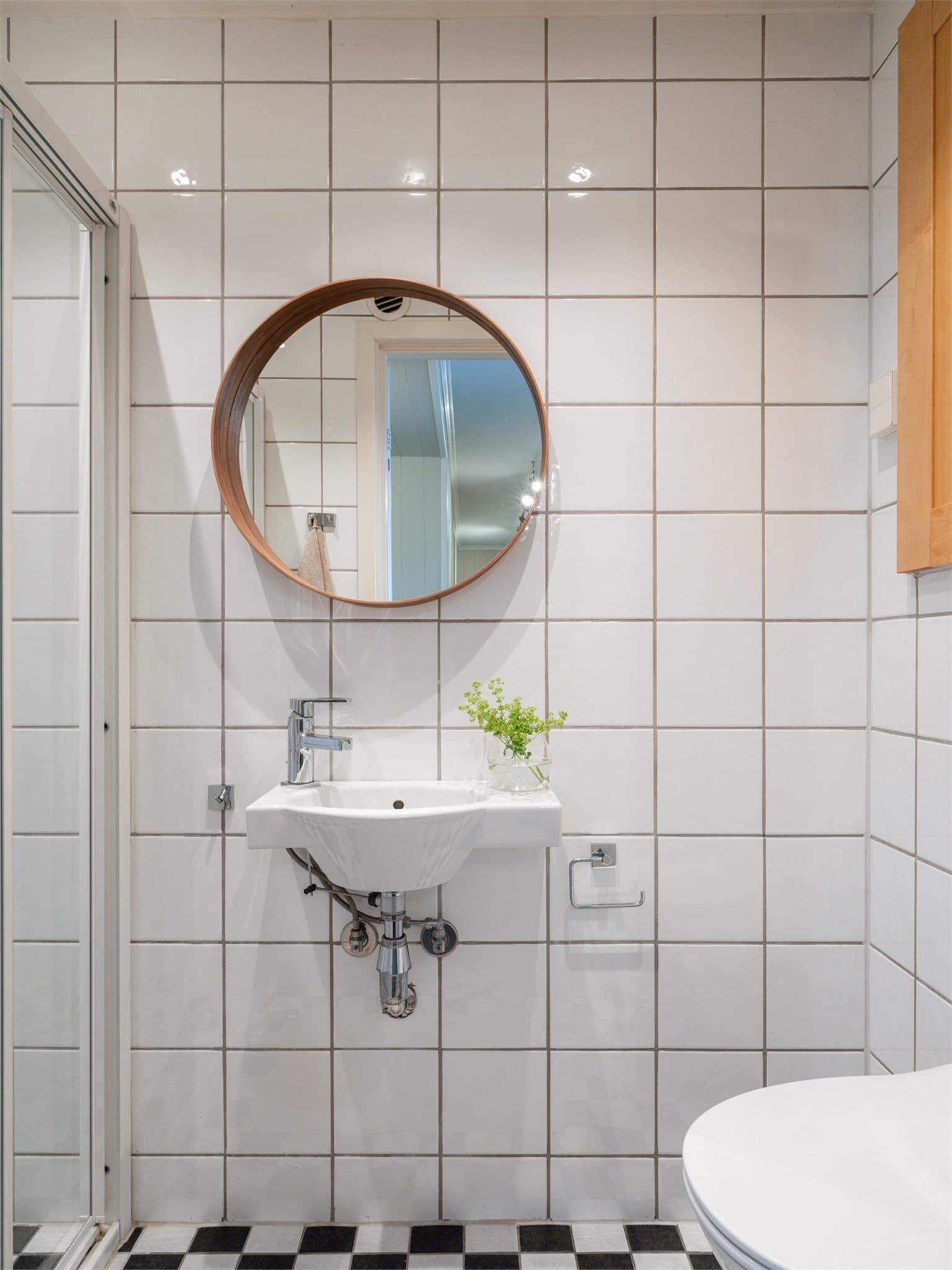 Det andre badet i underetasjen har også flislagte overflater og vegghengt toalett.