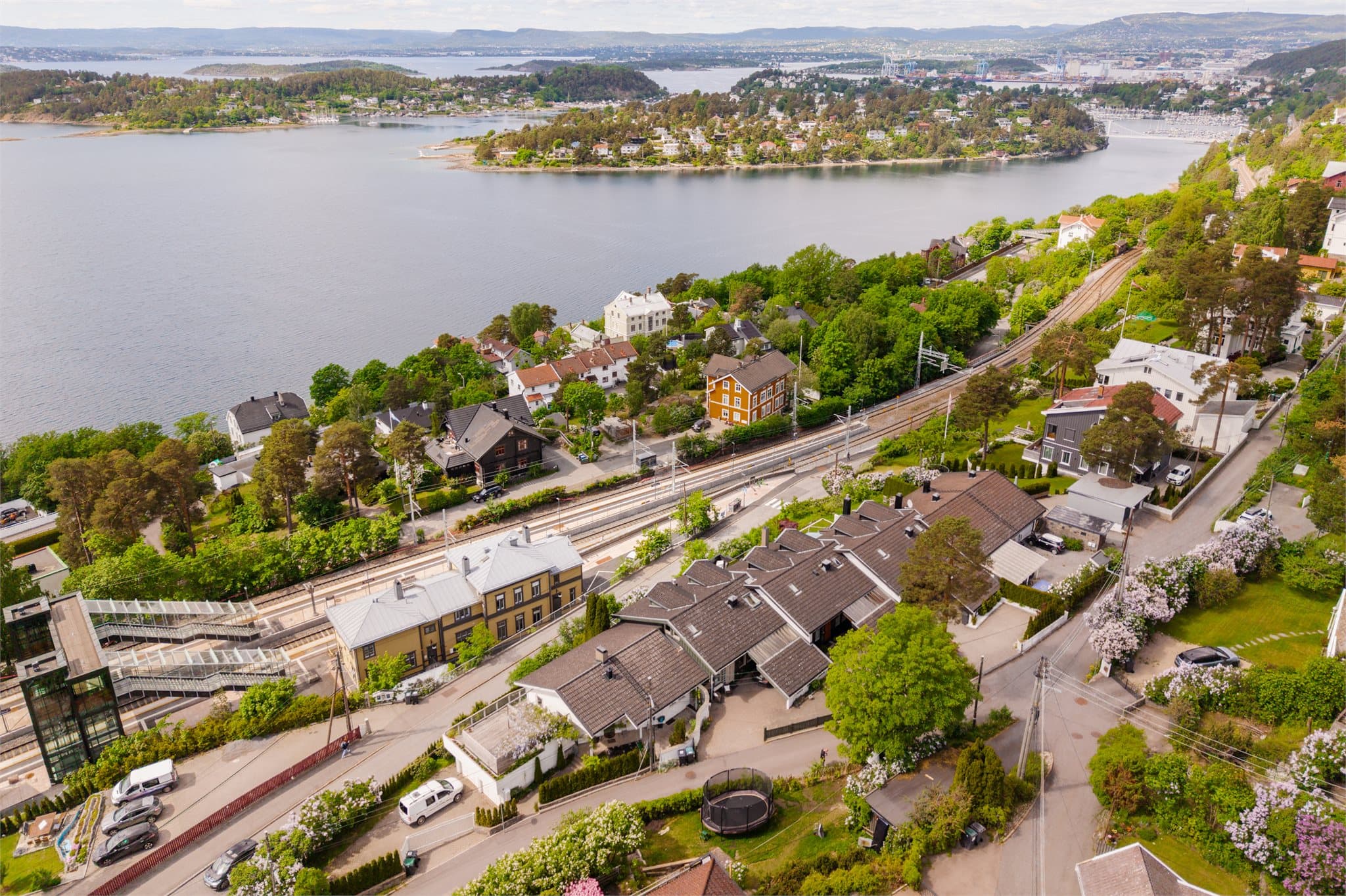 Fra boligen er det kun få minutters gange til Nordstrand stasjon, med hyppige avganger til Oslo sentrum. På varme sommerdager er det kort vei til badeplasser som Sæterstranda/Vølund bad og Nordstrand bad.