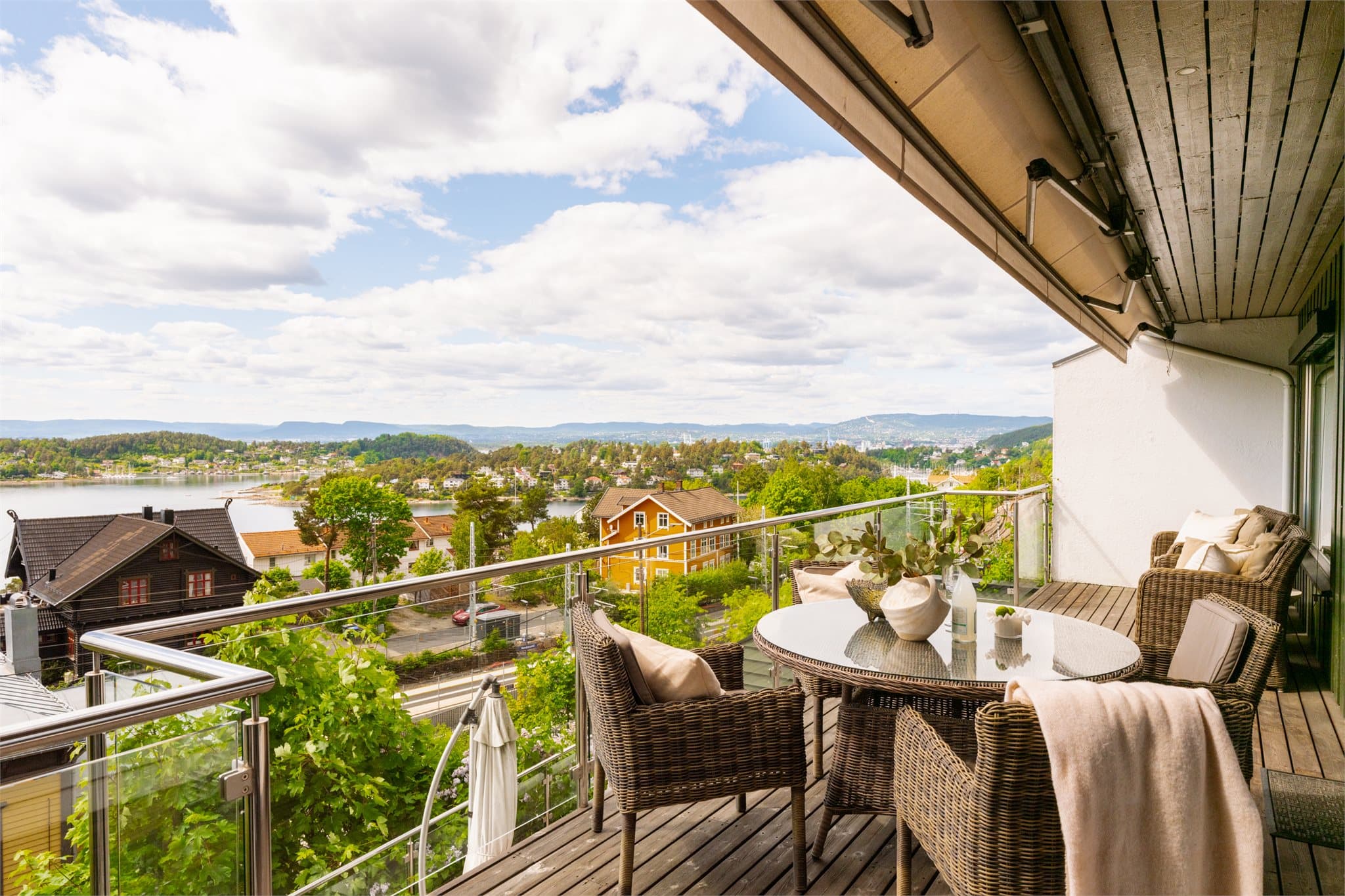 Fra stuen i 1 etg. er det utgang til en veranda på ca. 24 kvm som strekker seg langs hele fasadebredden. Her kan man nyte svært gode solforhold, flott utsikt og rolige omgivelser.