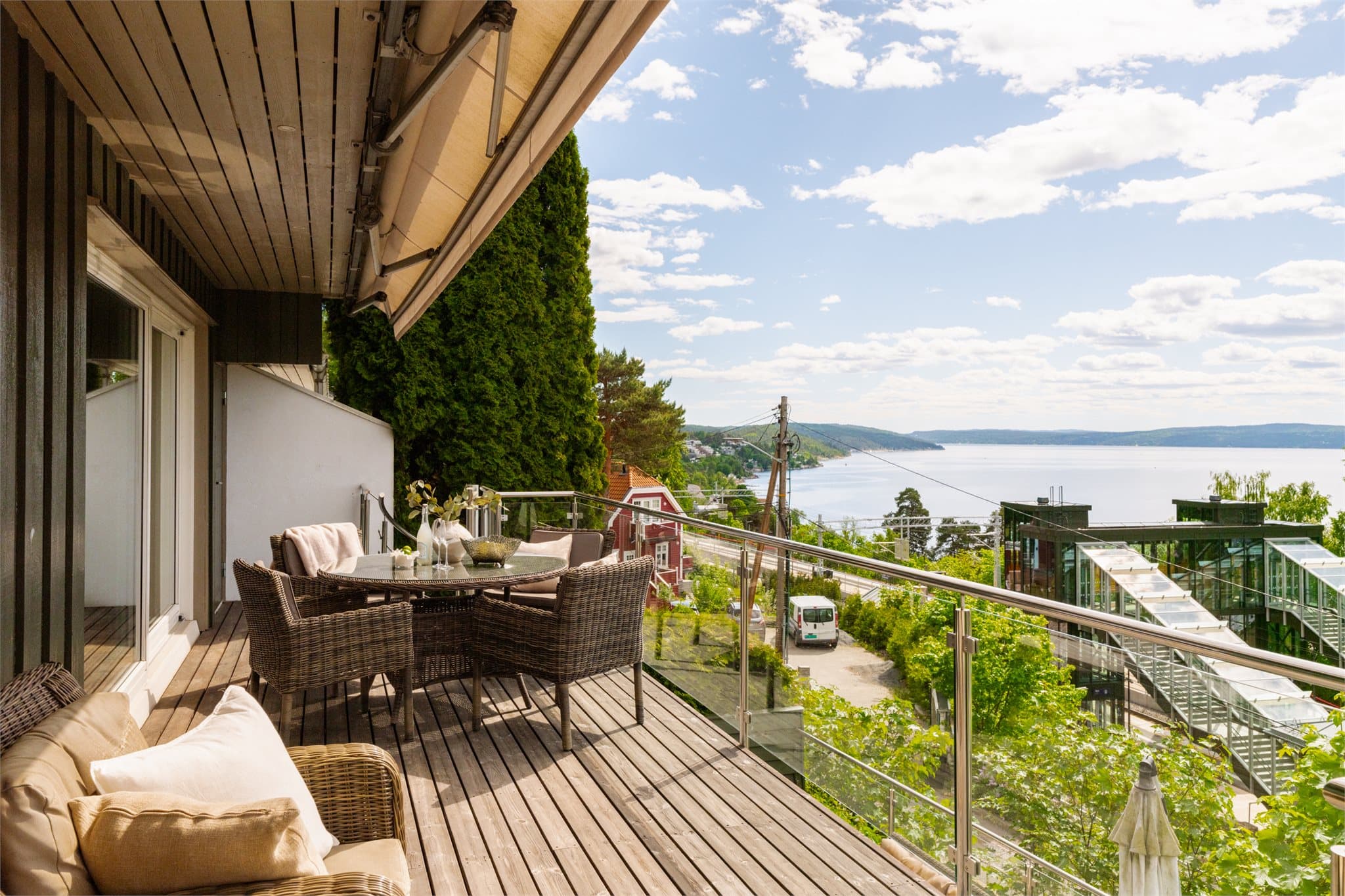 En utvendig vindeltrapp i metall forbinder verandaen i første etasje med terrassen under.