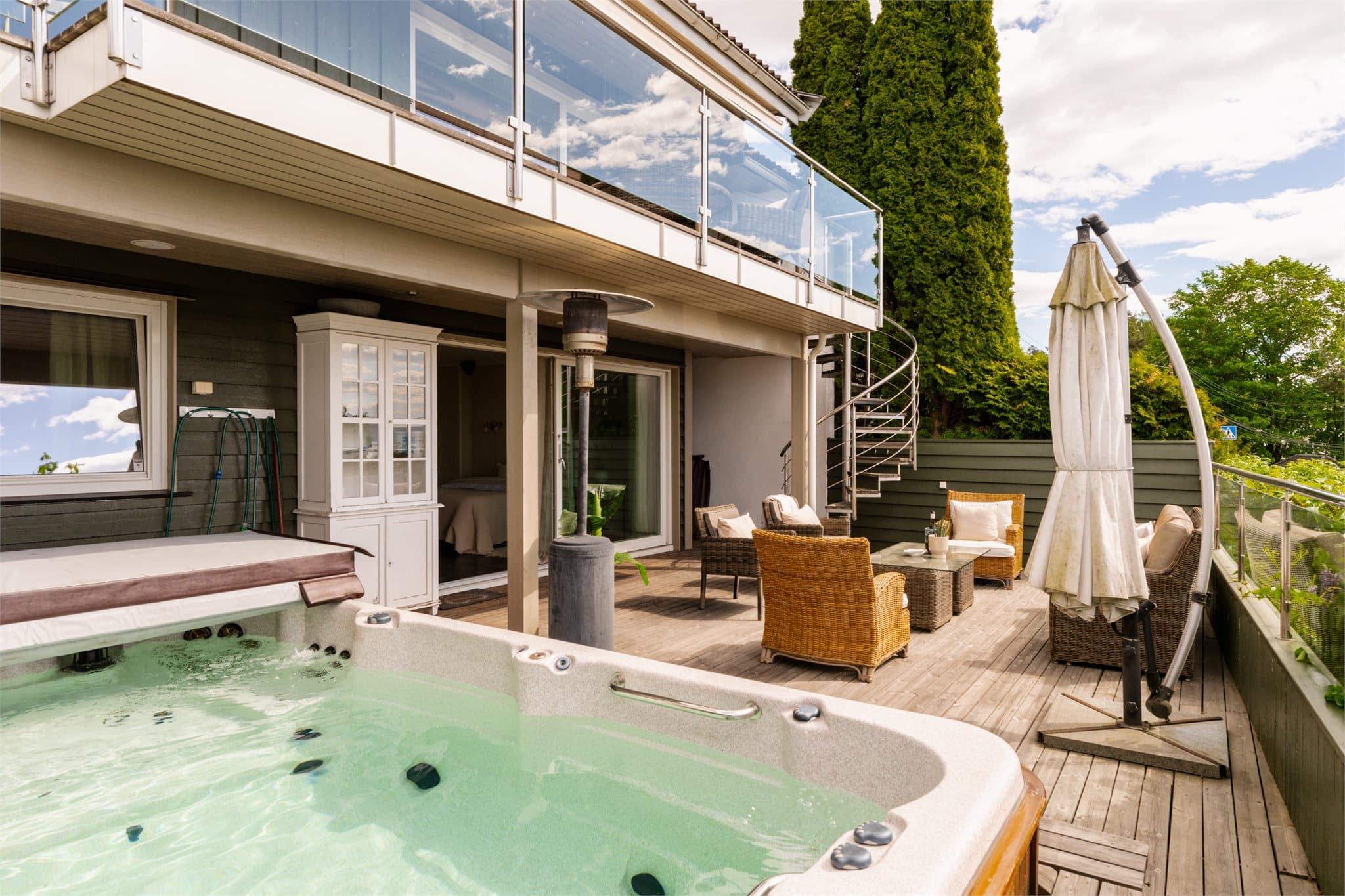 Her er det god plass til sittegrupper, grill og beplantning. Integrert jacuzzi med dokumentert servicehistorikk gir uteområdet en ekstra dimensjon.