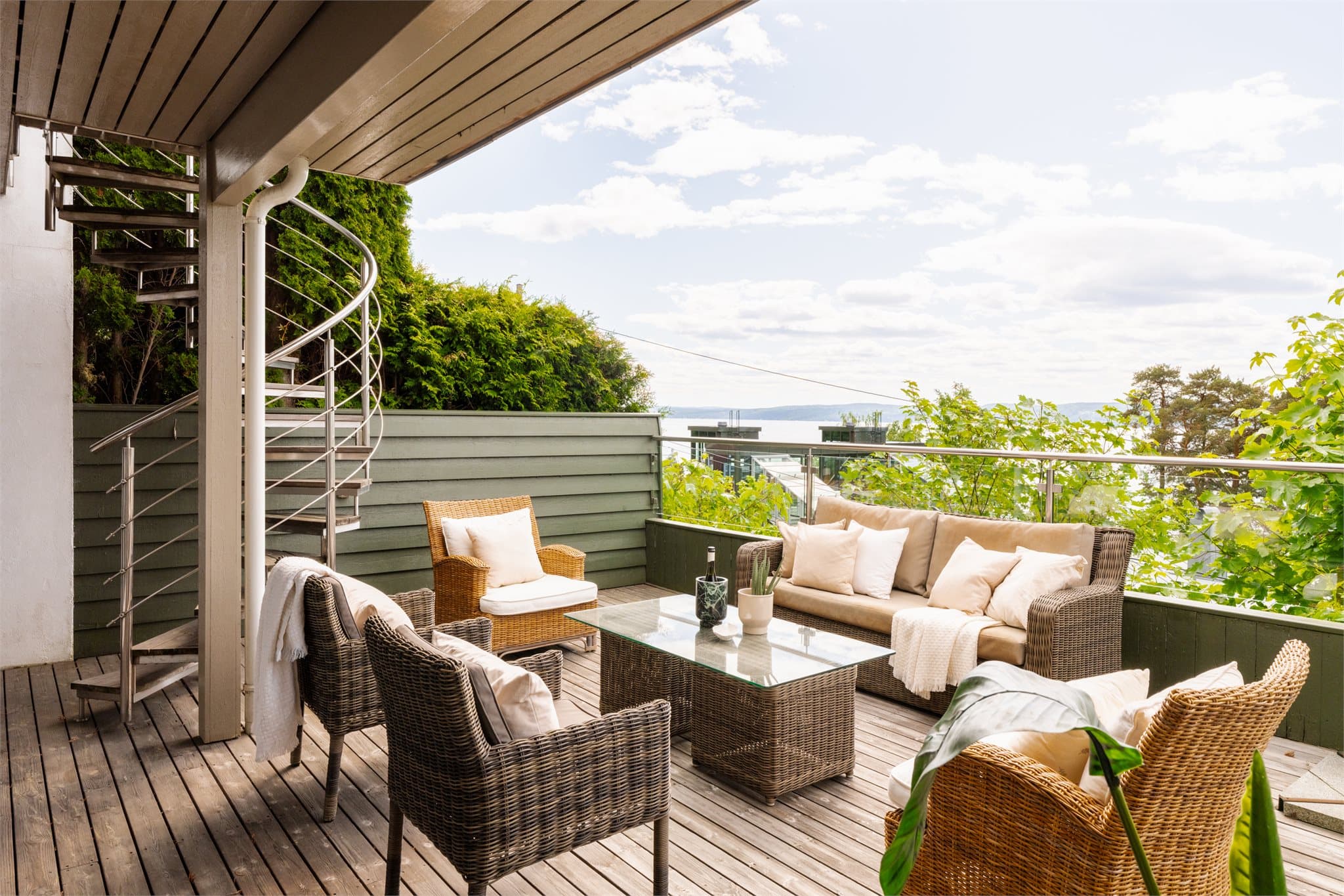 Terrasse ligger skjermet og er på ca. 60 kvm. Terrassen er delvis overbygget og byr på svært gode solforhold.