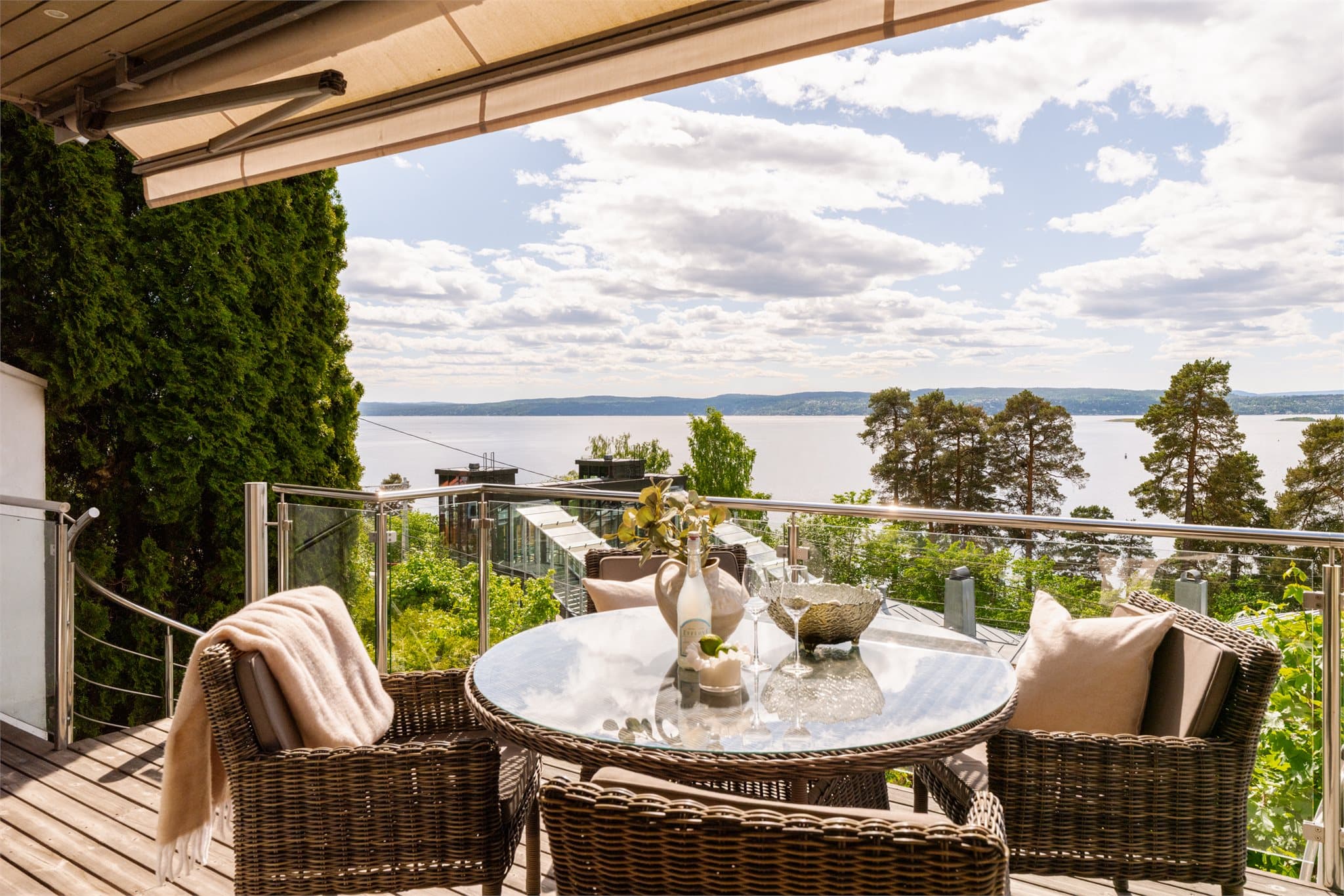 Over verandaen er det montert en elektrisk markise som gir effektiv skjerming for solen.