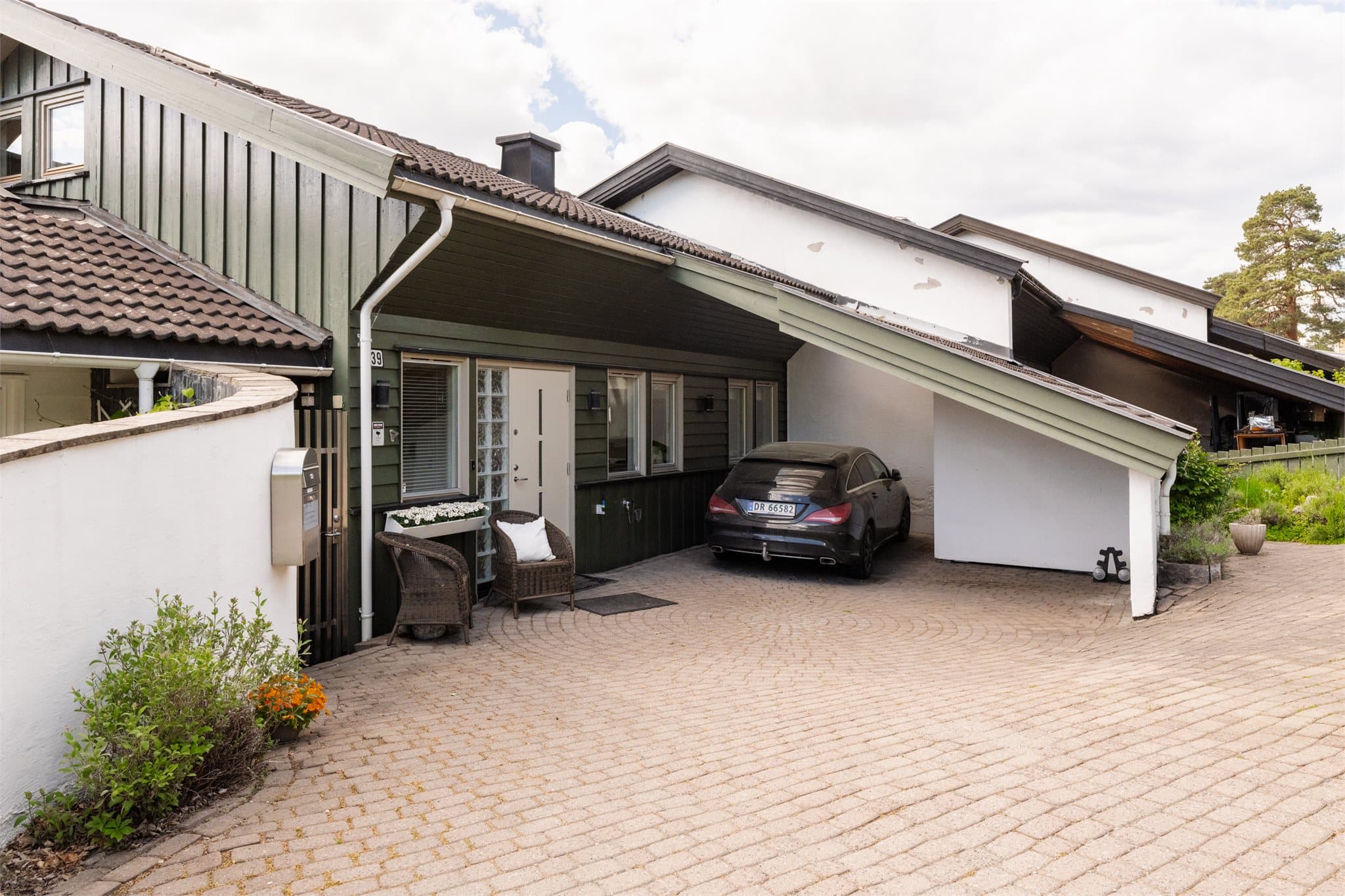 Eiendommen har en romslig carport med plass til to biler, samt en tilhørende utebod. Det er gode parkeringsmuligheter på gårdsplassen.