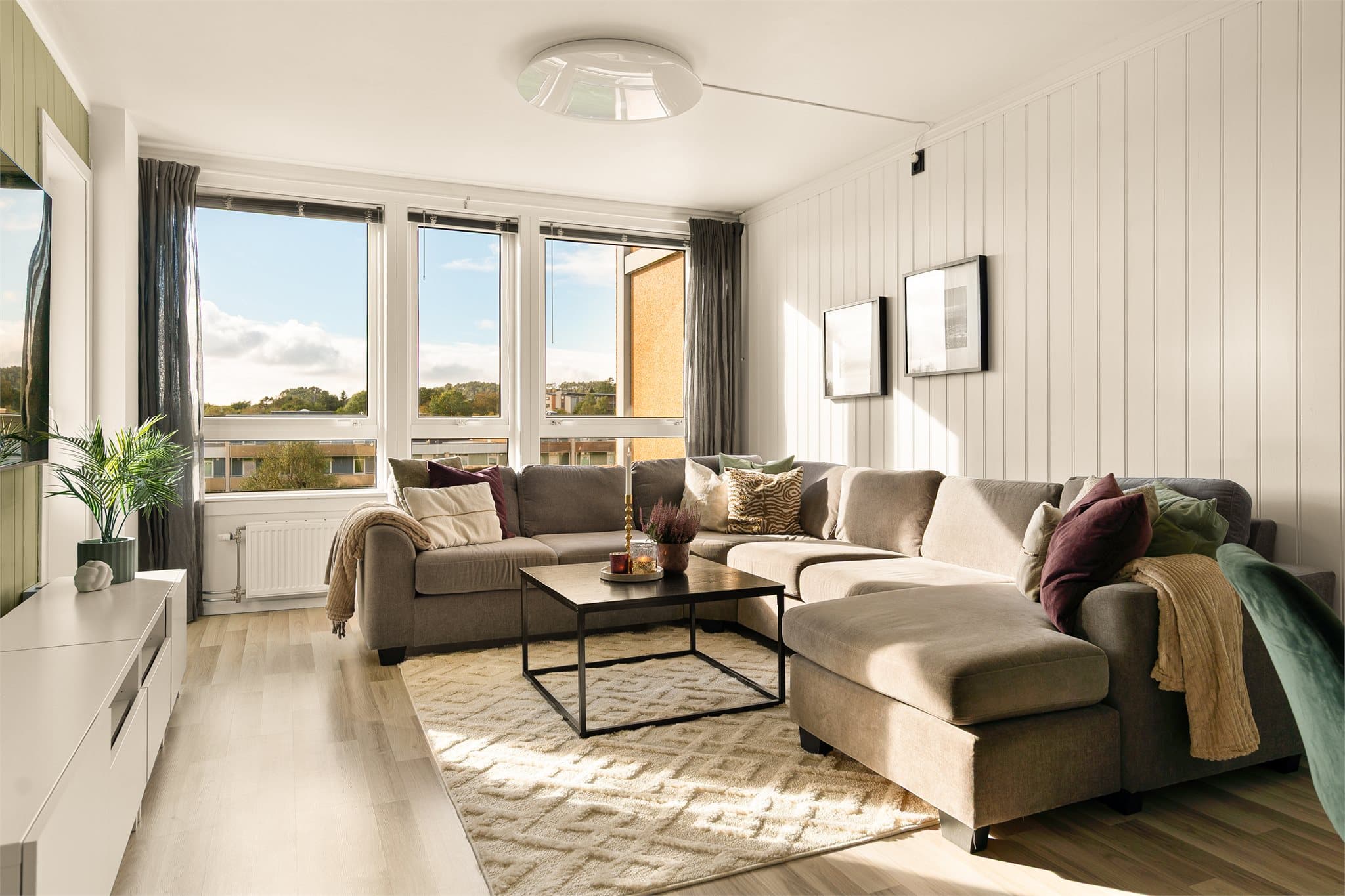 - Leiligheten har et BRA-i på 73m² og inneholder entré, stue, kjøkken, 3 soverom og bad -