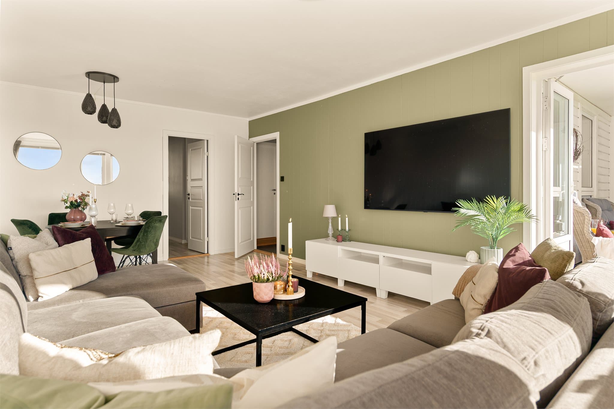- Stuens utforming gir plass til både sofa- og spisegruppe i hver sine naturlige soner -