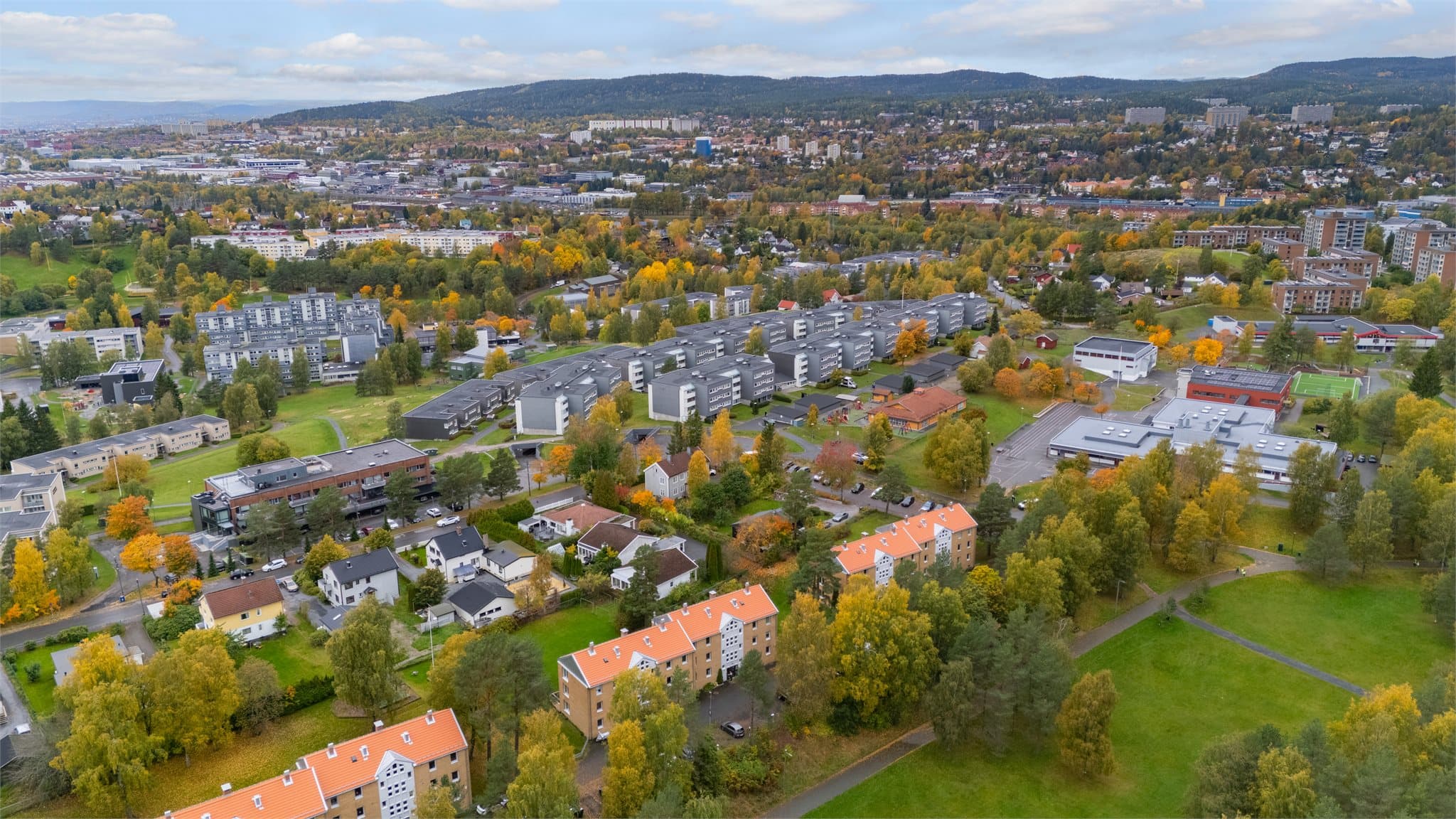 Høybråten er kjent for sitt hyggelige bomiljø med en fin kombinasjon av rolige omgivelser, gode servicetilbud og nærhet til marka.