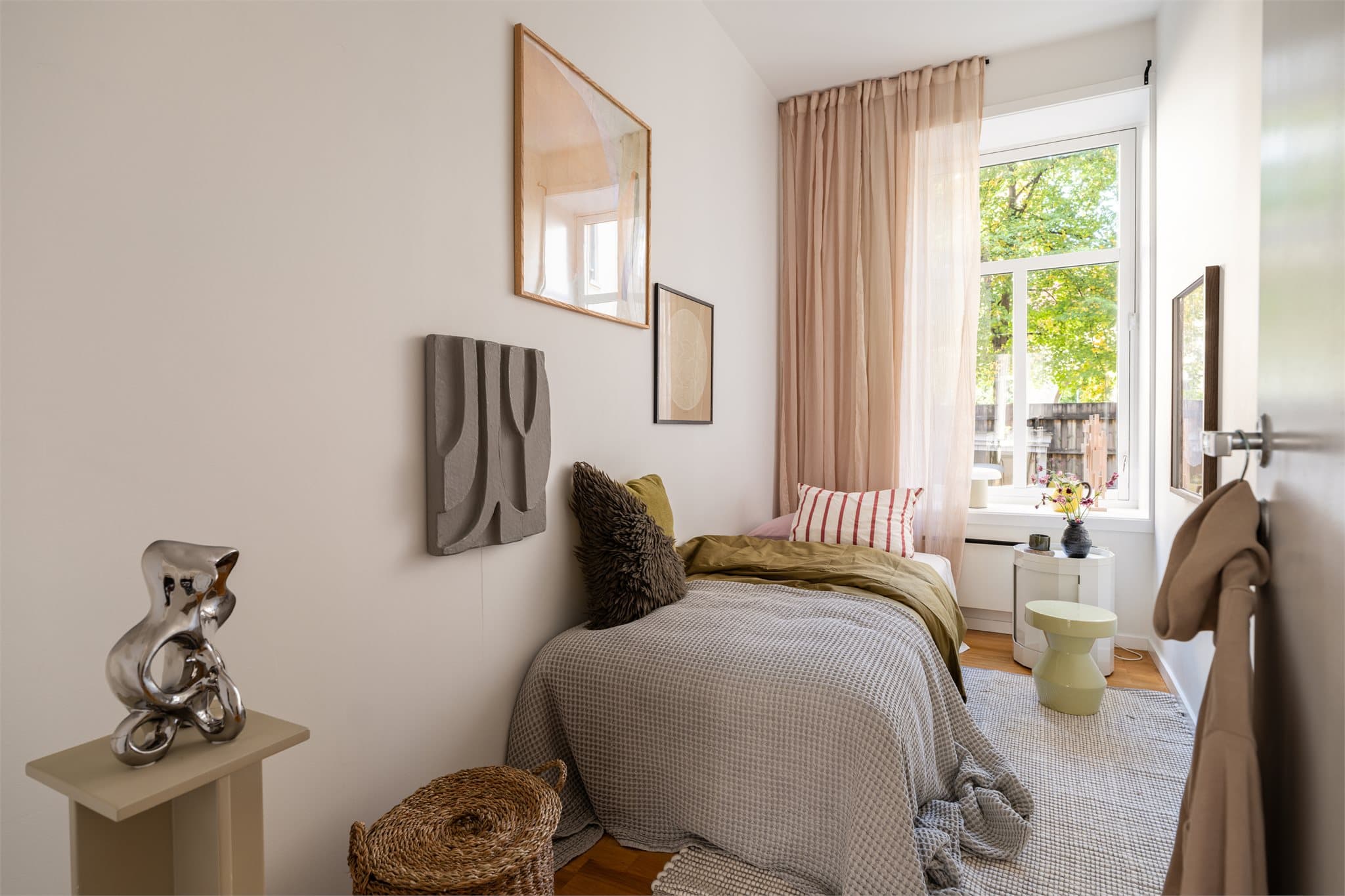 Boligen har et romslig soverom med god plass til ønsket seng.