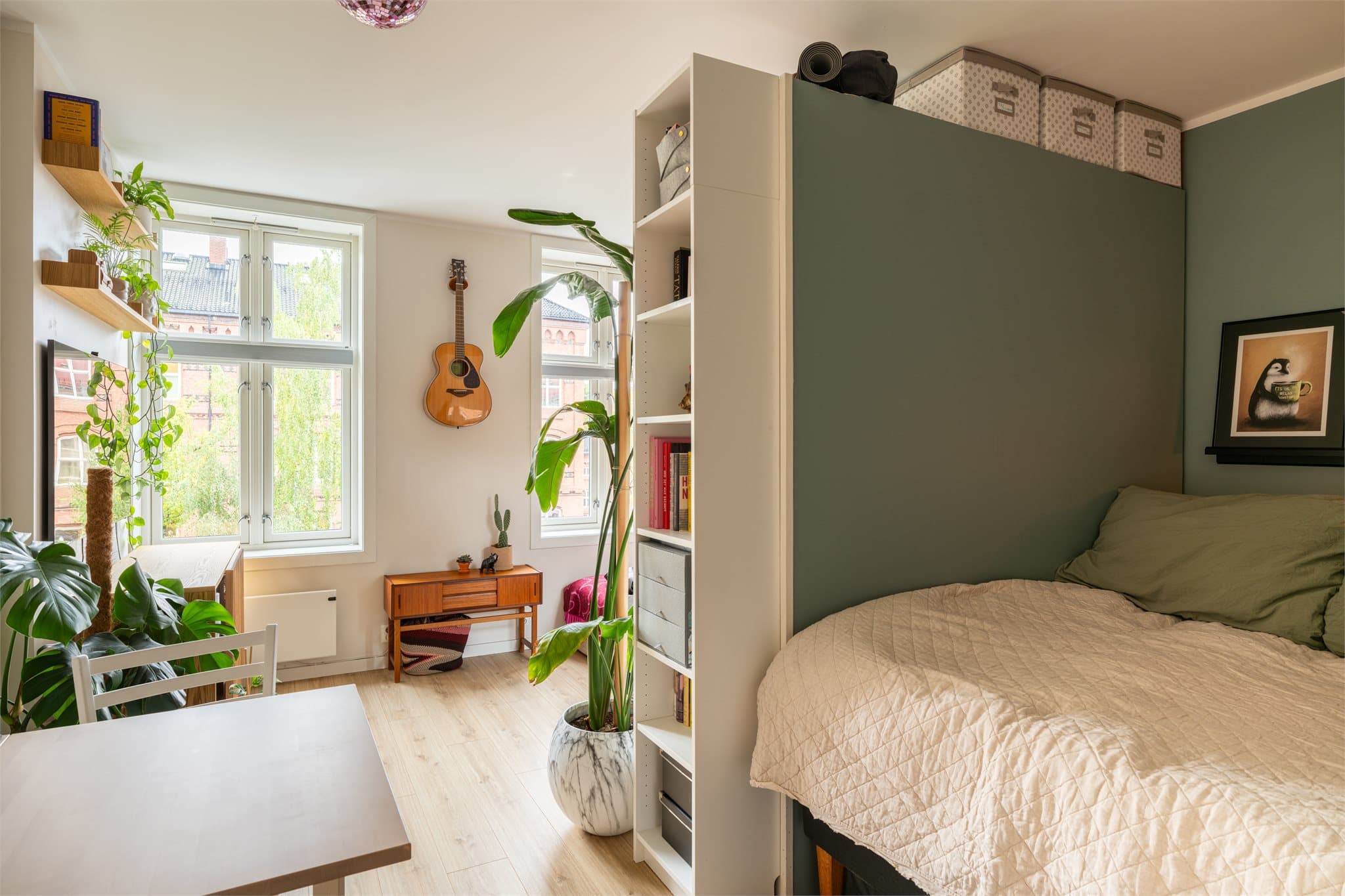 Sovealkoven er tilbaketrukket fra stuen og har plass til dobbeltseng.