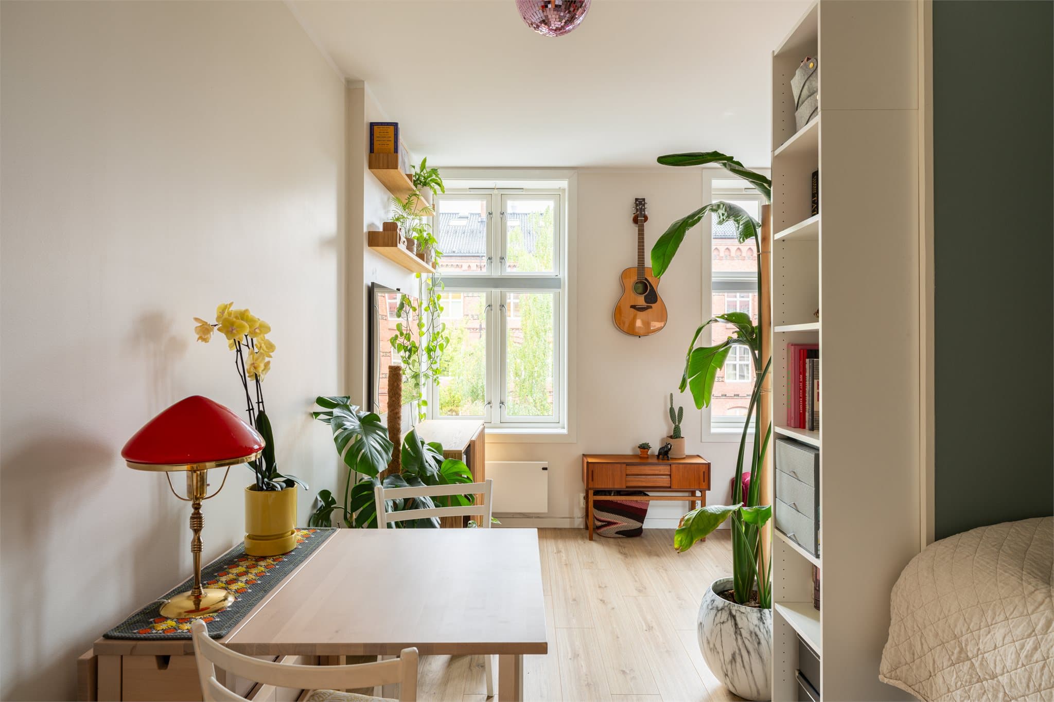 En lys og innbydende leilighet i 3. etasje med gjennomgående planløsning, god takhøyde og store vindusflater som gir en luftig romfølelse.