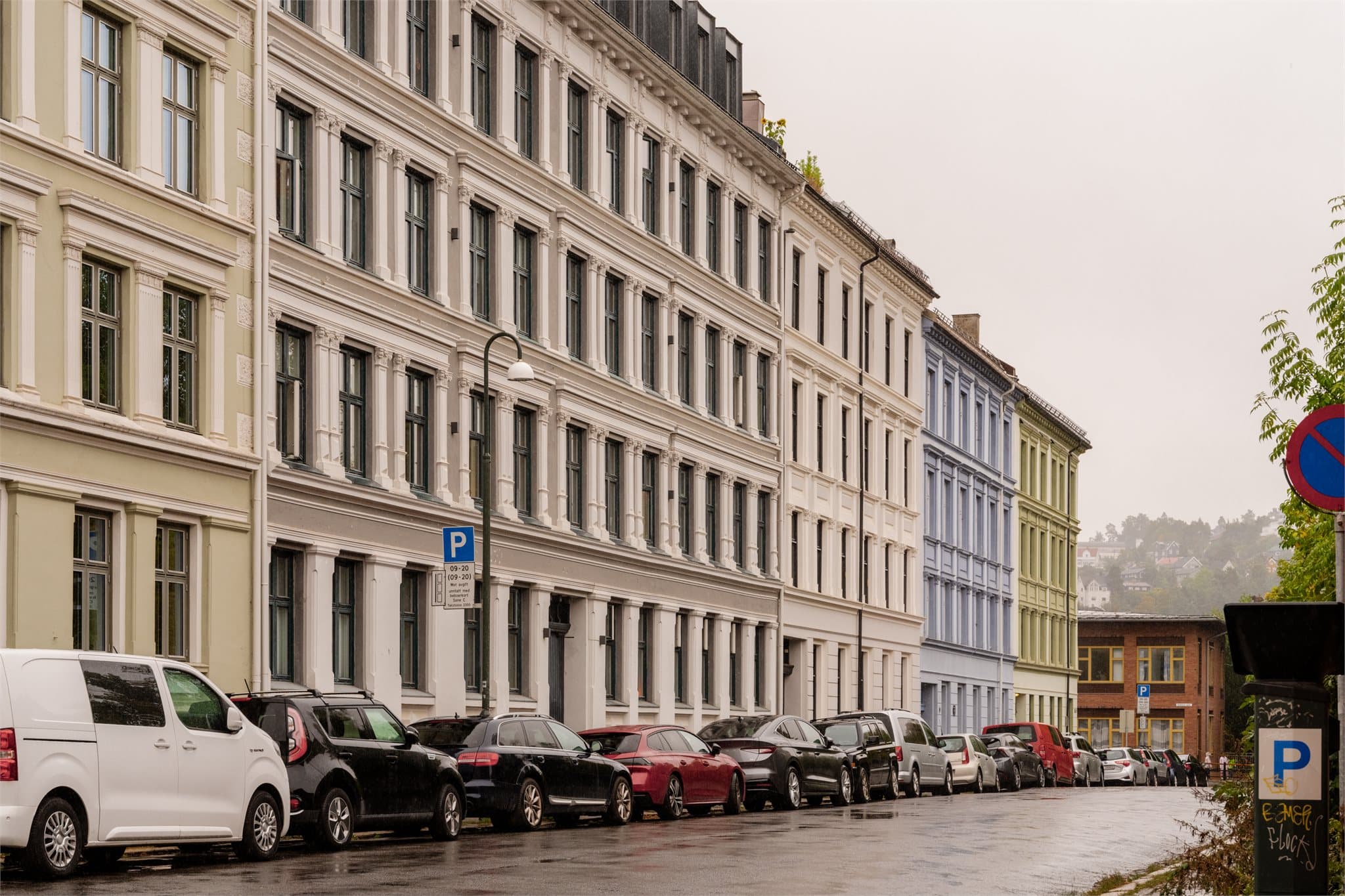 Kollektivtilbudet er godt, med både buss og T-bane innen gangavstand. Ensjø T-banestasjon ligger ca. 13 minutters gange unna og gir effektive forbindelser videre rundt i byen.