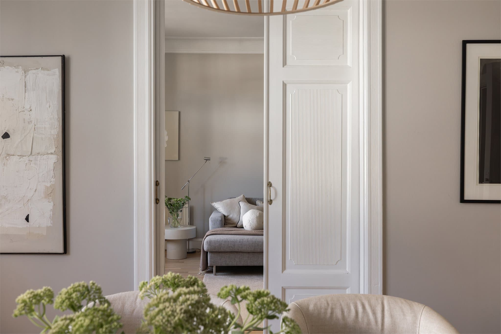 Spise- og dagligstuen adskilles på en naturlig måte med en elegant skyvedør.