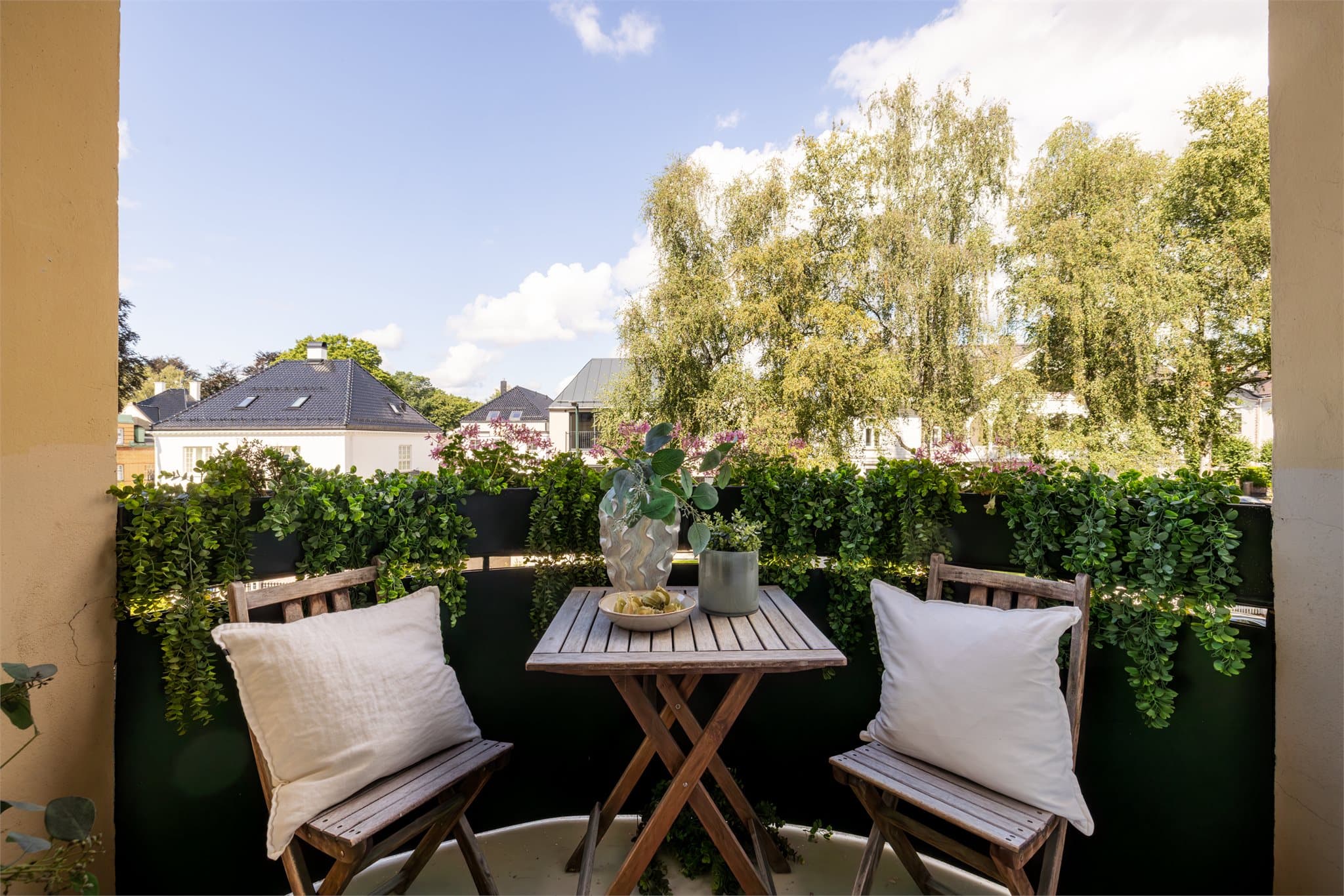 Leiligheten har en usjenert balkong med kjærkommen kveldssol om sommeren.