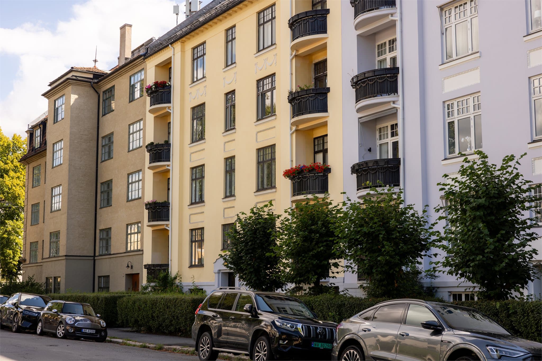 Beliggenhet i den attraktive delen av Eckersbergs gate (enveiskjørt gate), en av Frogners aller beste beliggenheter.