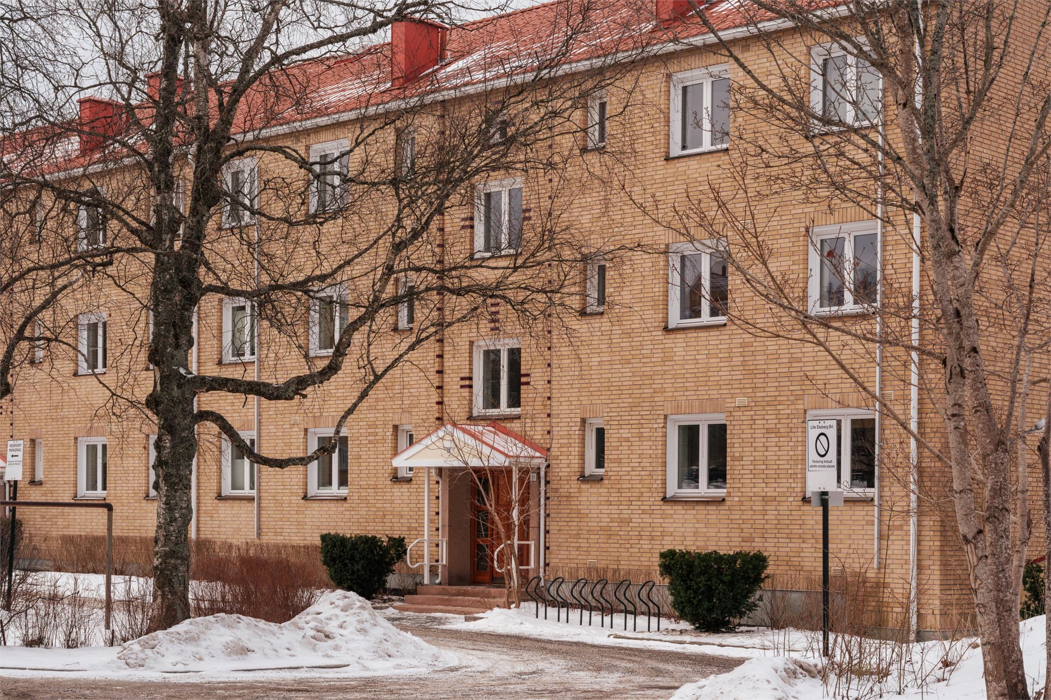 Bygningen er en lavblokk fra 1950 som er utvendig etterisolert og forblendet med teglstein.