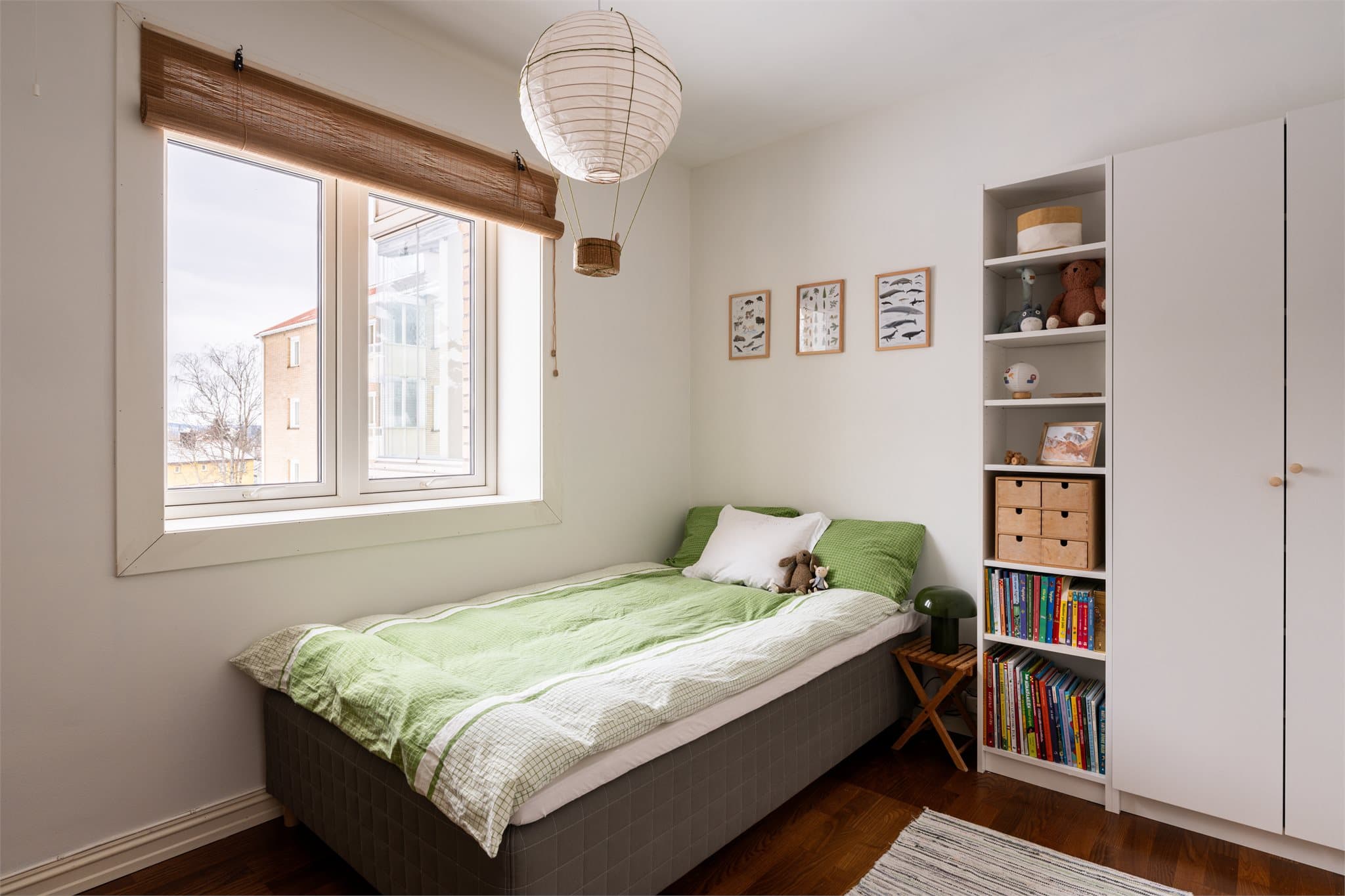 Leilighetens andre soverom egner seg godt som barnerom, gjesterom eller kontor.