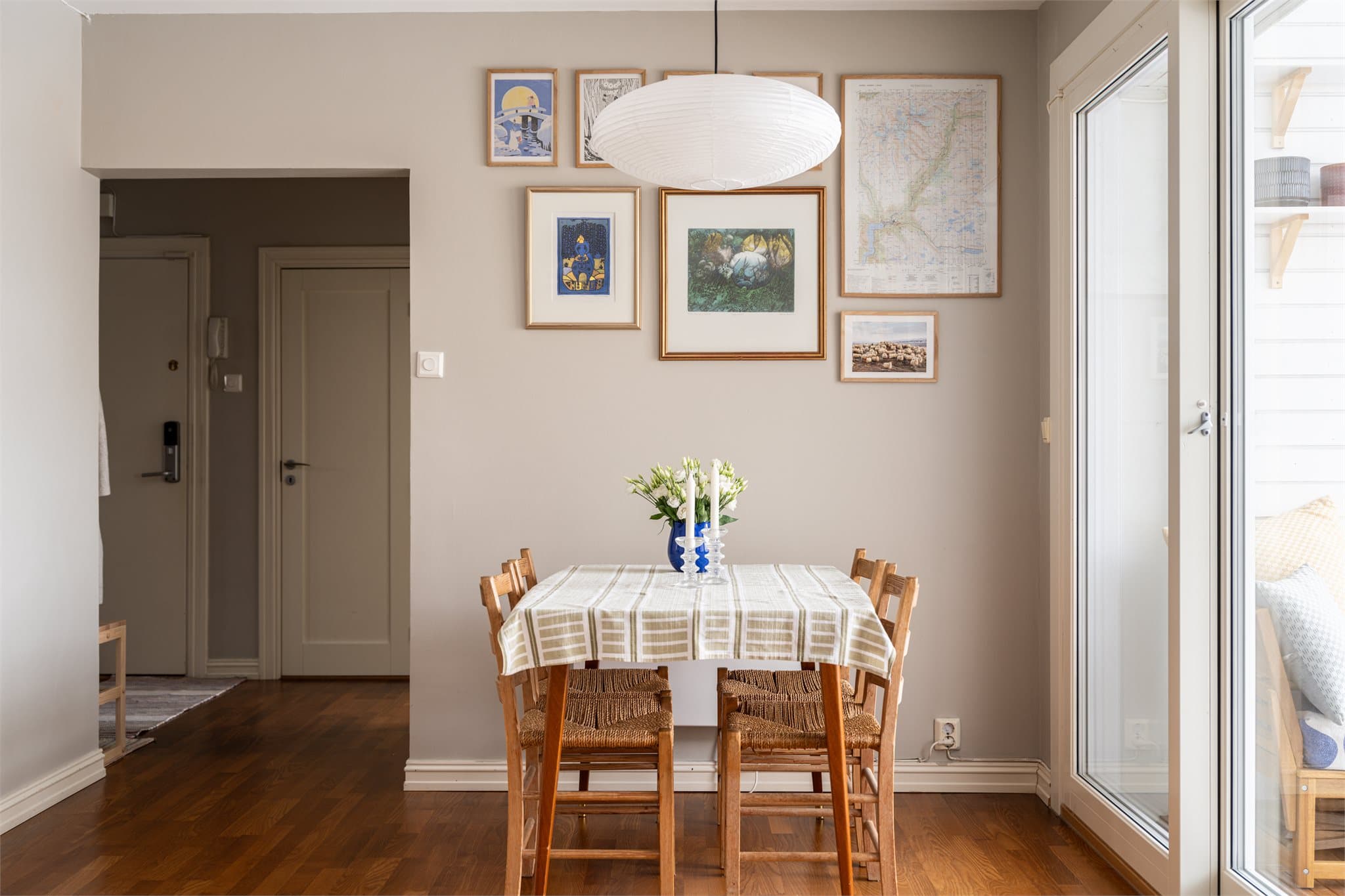 Det er god plass til en spiseplass i tilknytning til både stue og balkong.