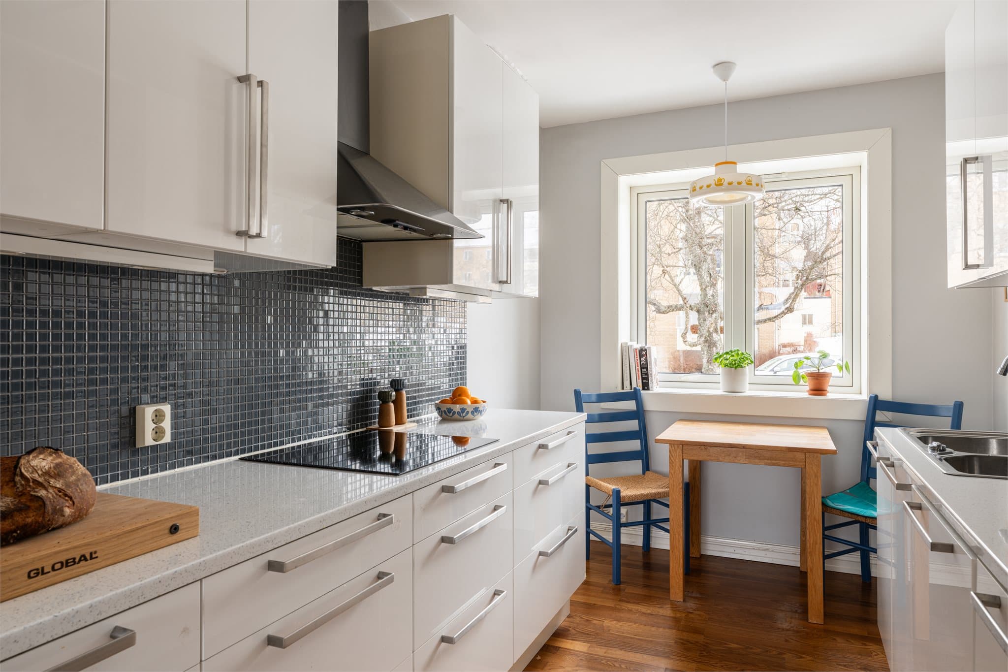 Kjøkkenet er godt utnyttet med rikelig med benke- og skapplass.