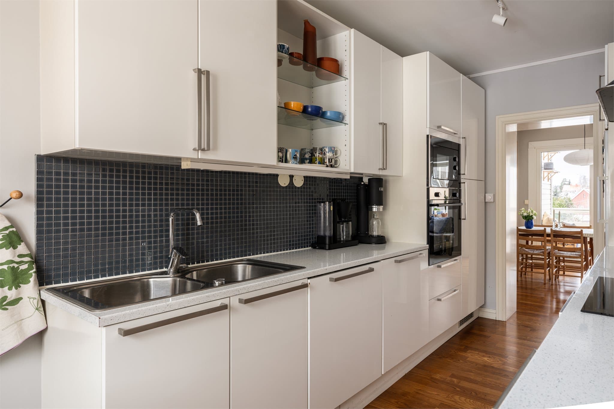 Stekeovn, induksjonstopp og oppvaskmaskin er nye, og stekeovnen er praktisk plassert i arbeidshøyde.