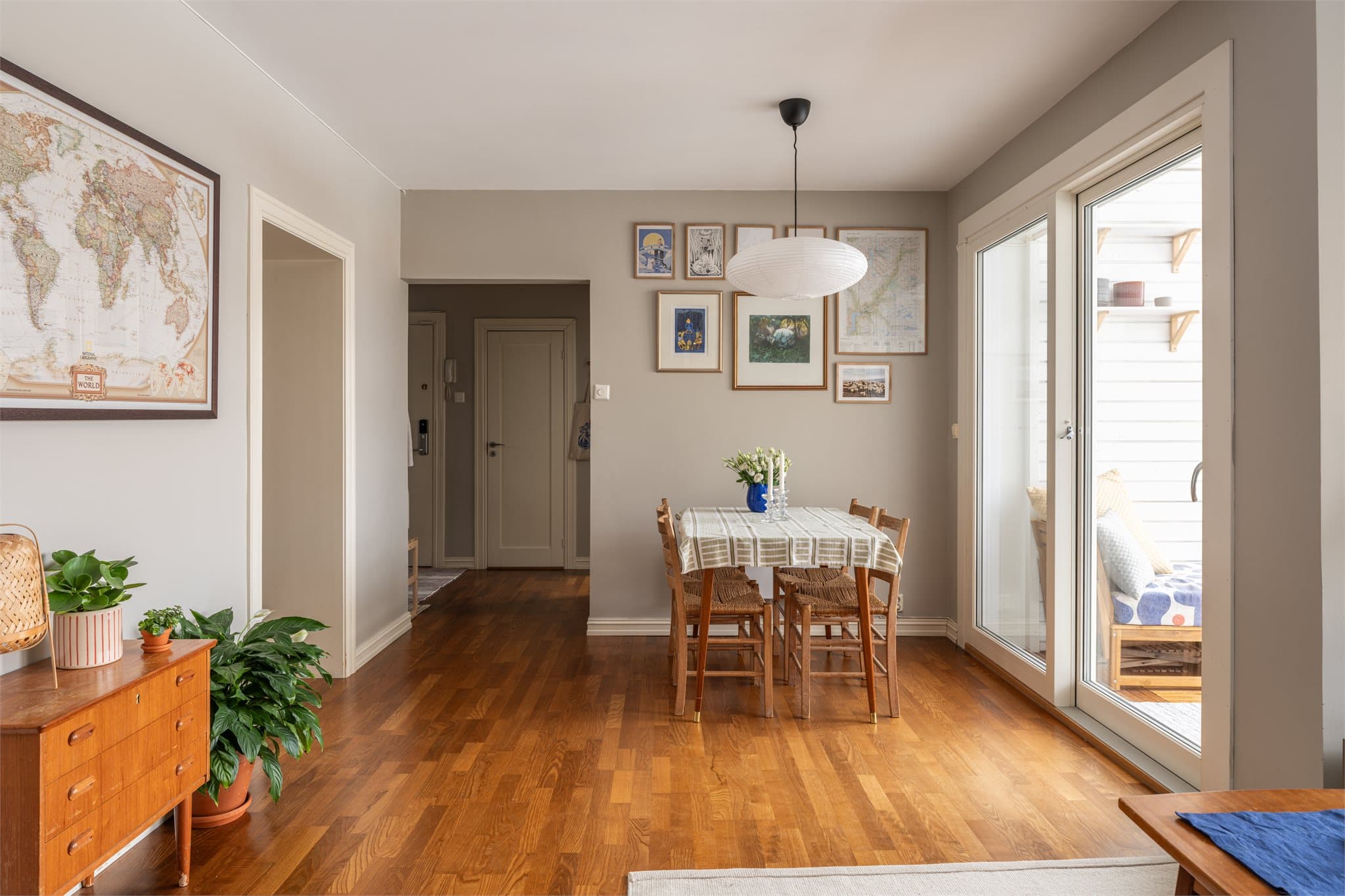 Gjennomgående parkett på gulvet skaper en helhetlig og varm atmosfære.