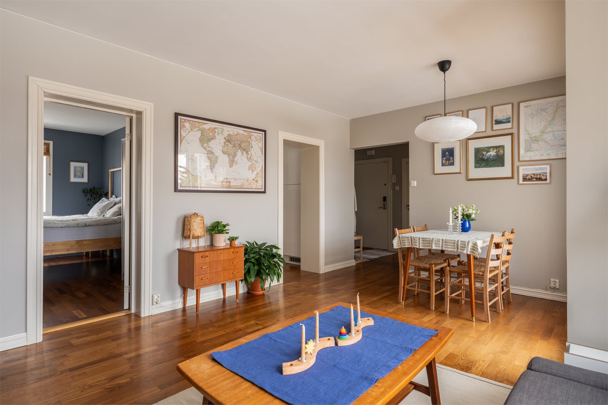 Leiligheten har en god rominndeling som skiller soveavdelingen fra oppholdsrommene.