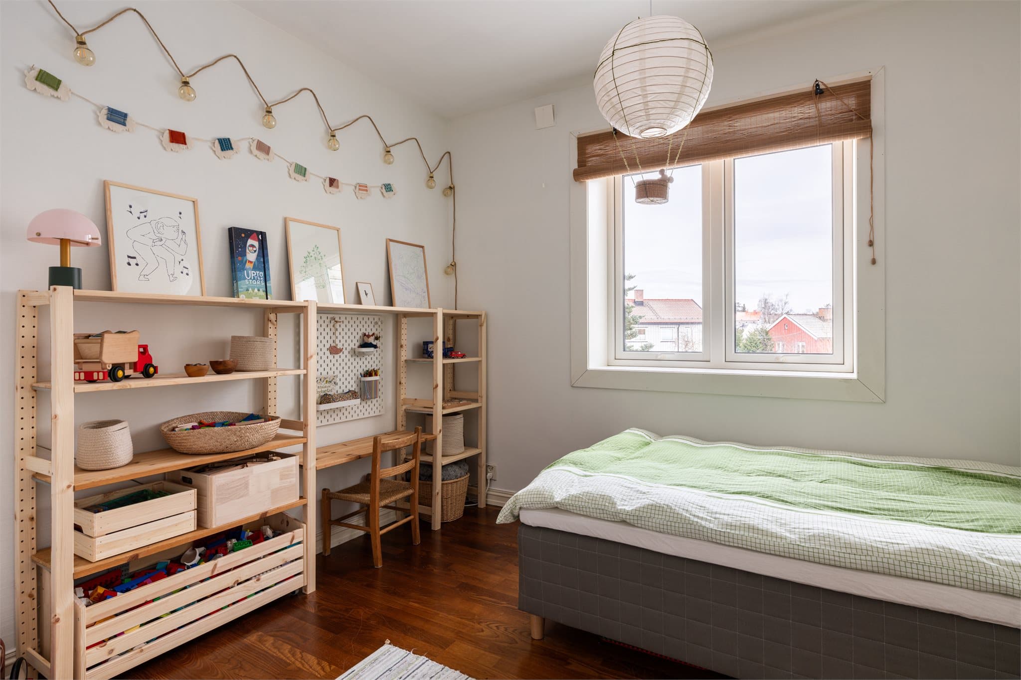 Rommet er lyst og lett å innrede, med parkett på gulvet.