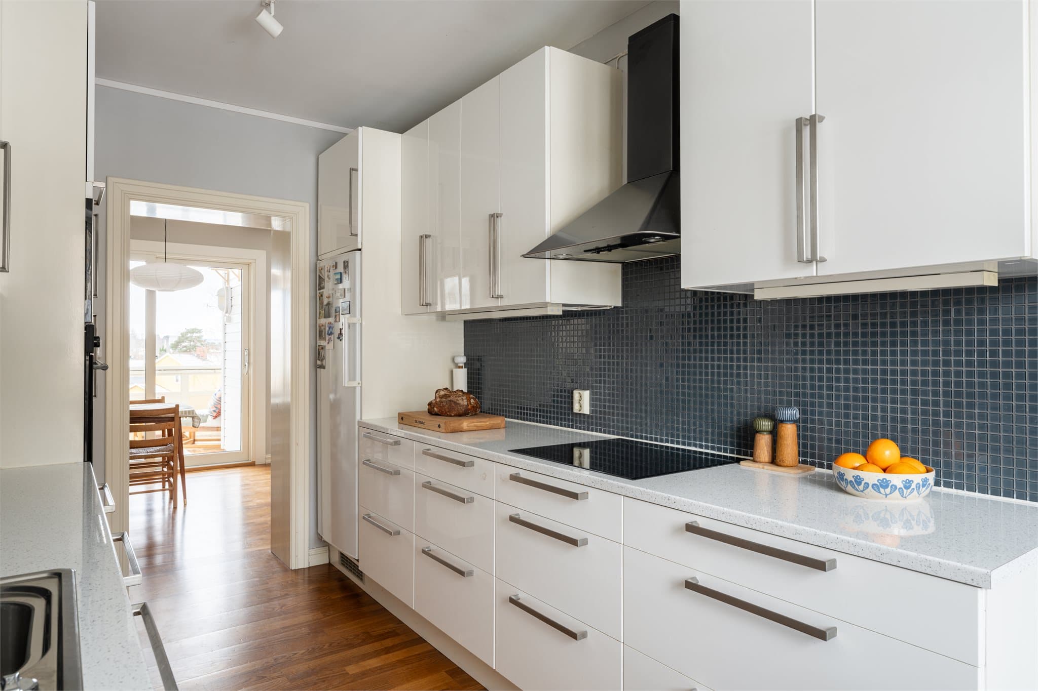 Laminatbenkeplaten er slitesterk, og det er fliser mellom benk og overskap.