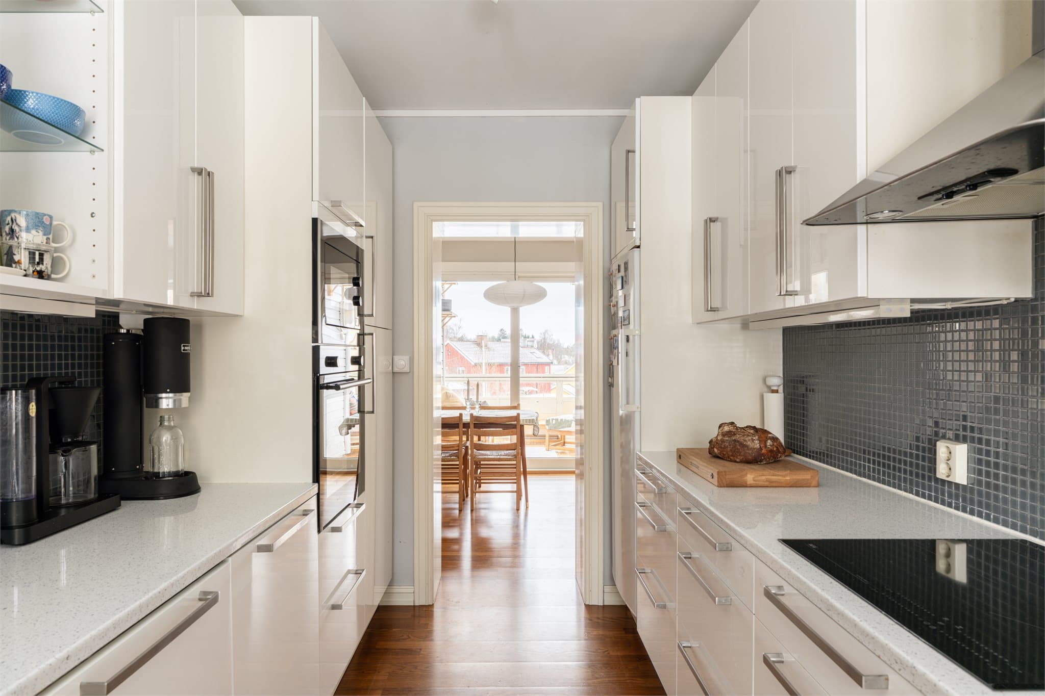 Kjøkkenet er et separat rom, men med kort vei til spiseplassen i stuen.