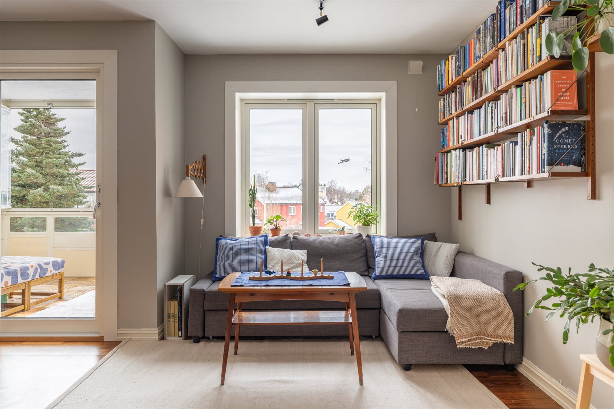 De store vindusflatene fra 2018 har to-lags isolerglass og slipper inn godt med dagslys.