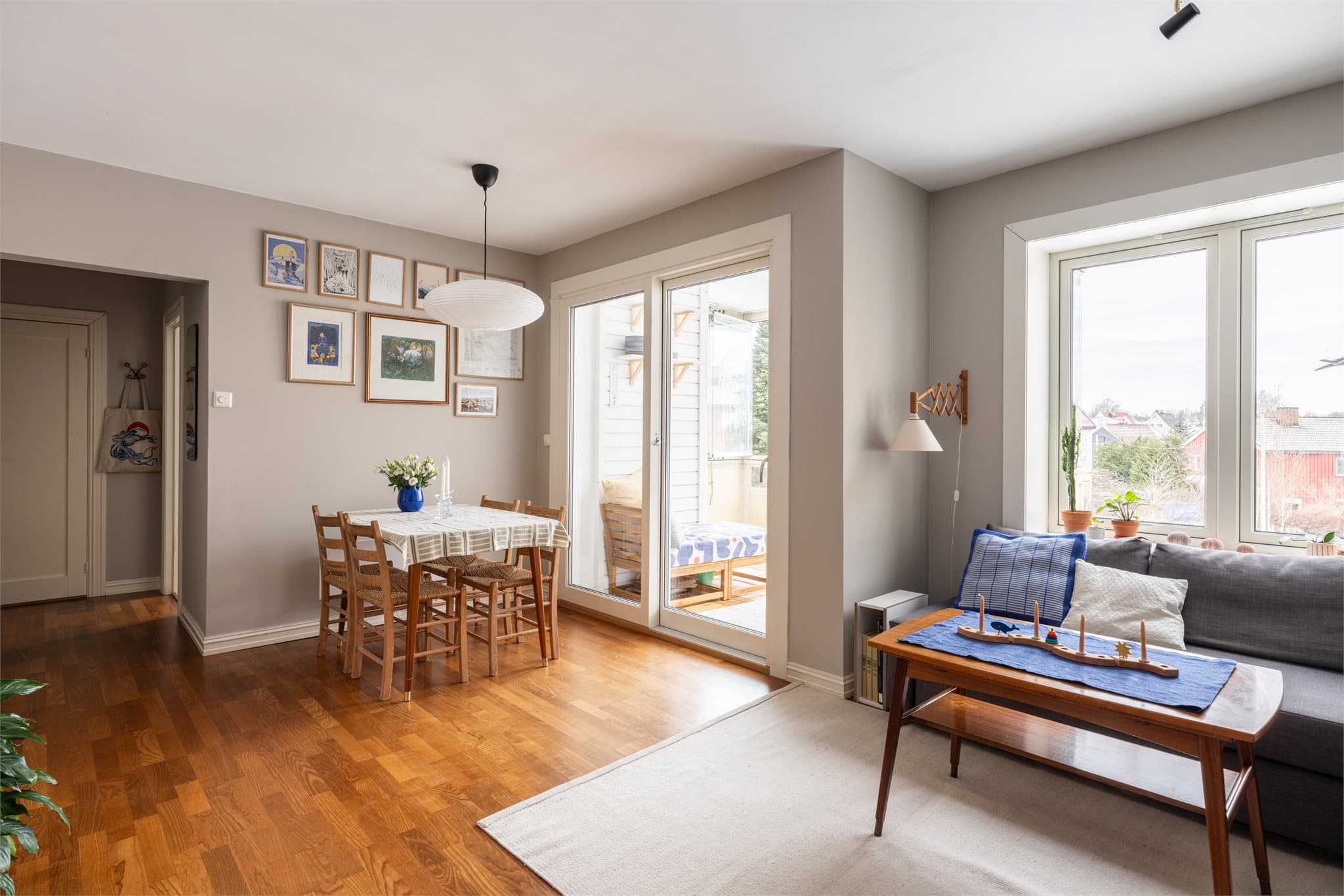 Anya Martinsen v. Emera Eiendomsmegling ønsker velkommen til Enoks vei 11. Foto: Joakim Karlsen