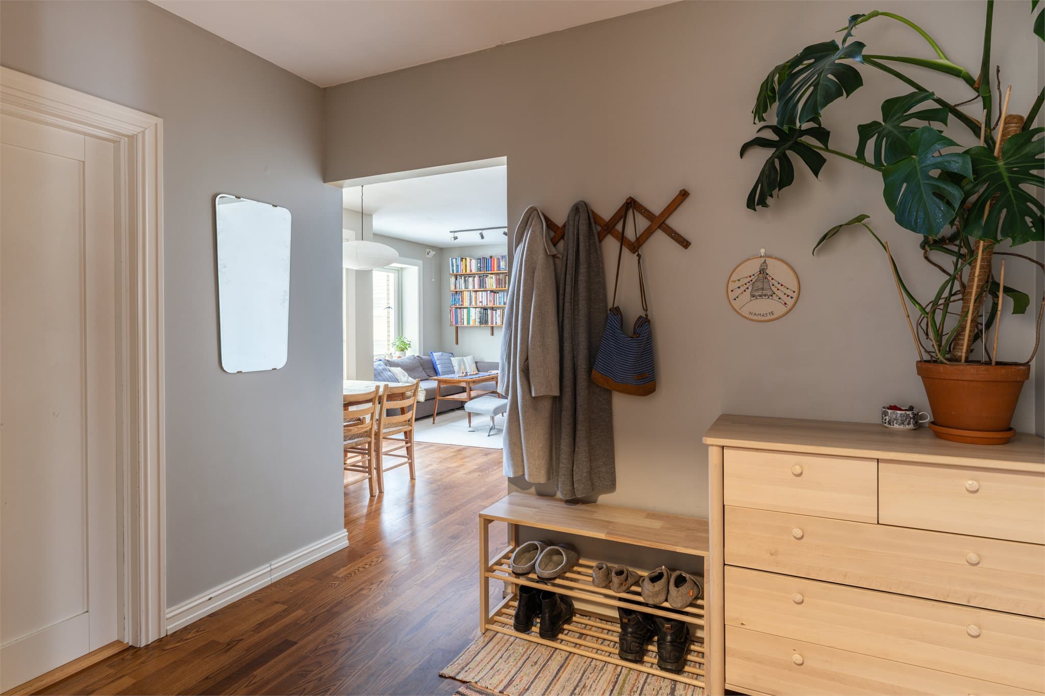 Gangen har plass til oppbevaringsmøbler og binder rommene i leiligheten sammen.