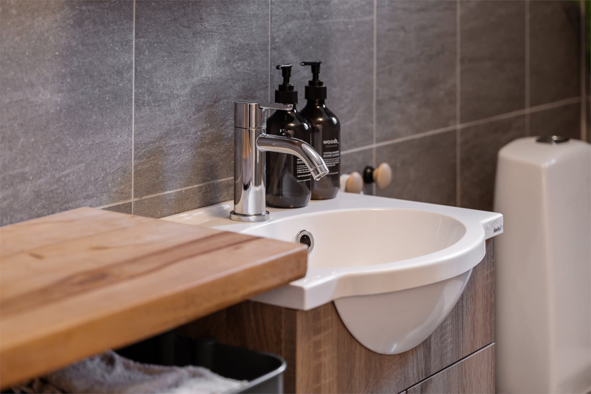 Innredningen består av servant med ettgreps kran, skap og speilskap.