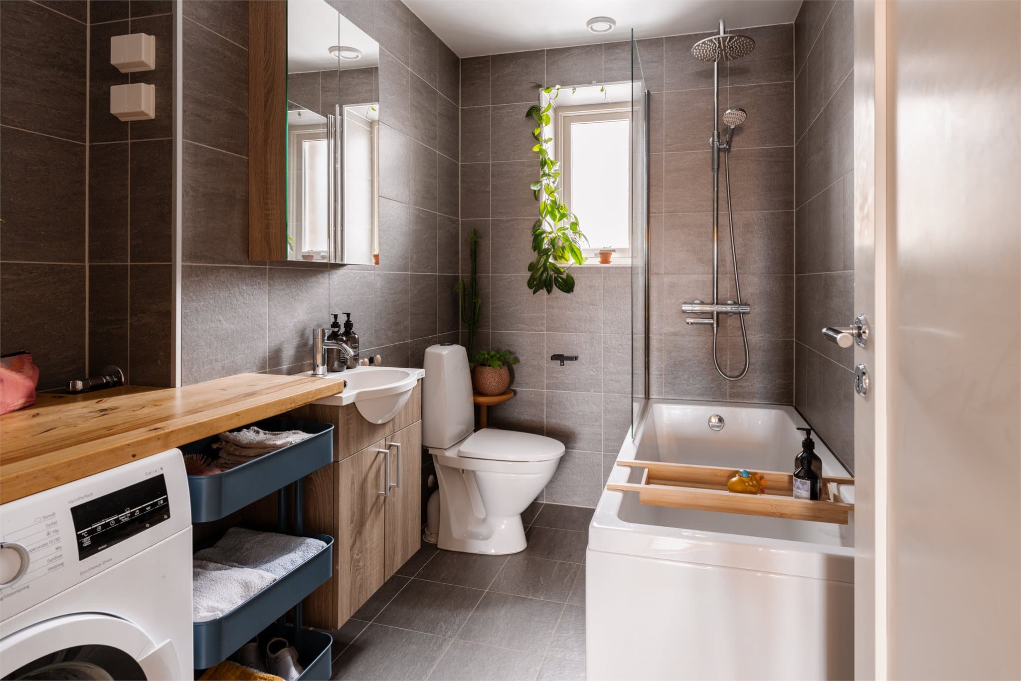 Badet ble oppgradert i 2022 med nye fliser og moderne innredning.