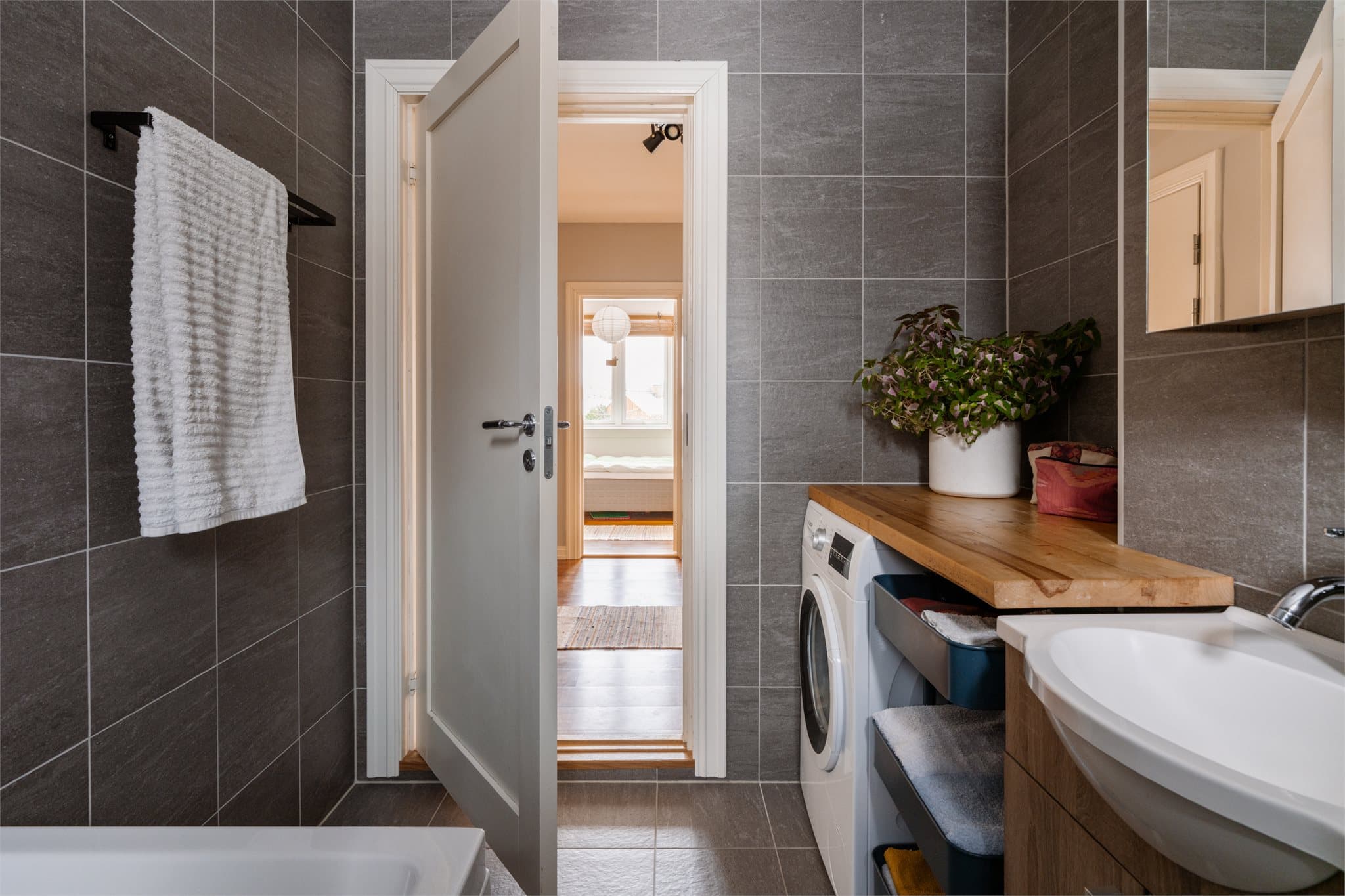 Badet har opplegg for vaskemaskin, noe som forenkler logistikken i hverdagen.