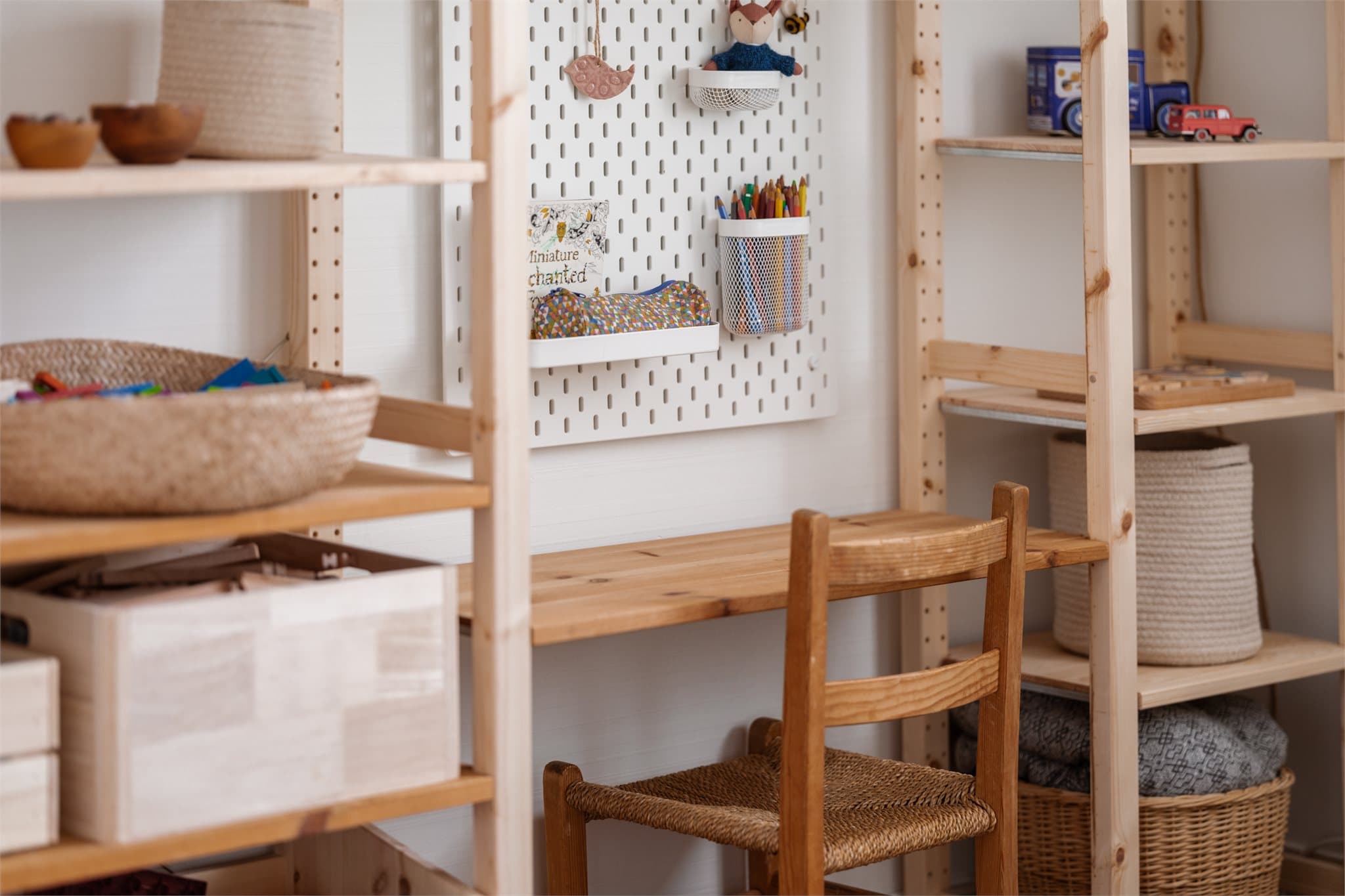 En smart krok i rommet gir mulighet for en egen arbeids- eller leksepult.