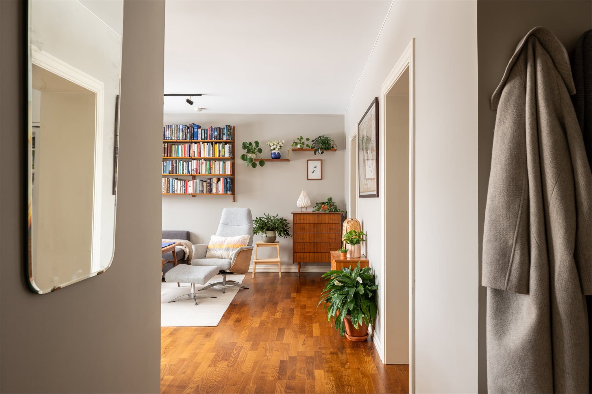 De åpne overgangene mellom gang og stue gir en god flyt i boligen.