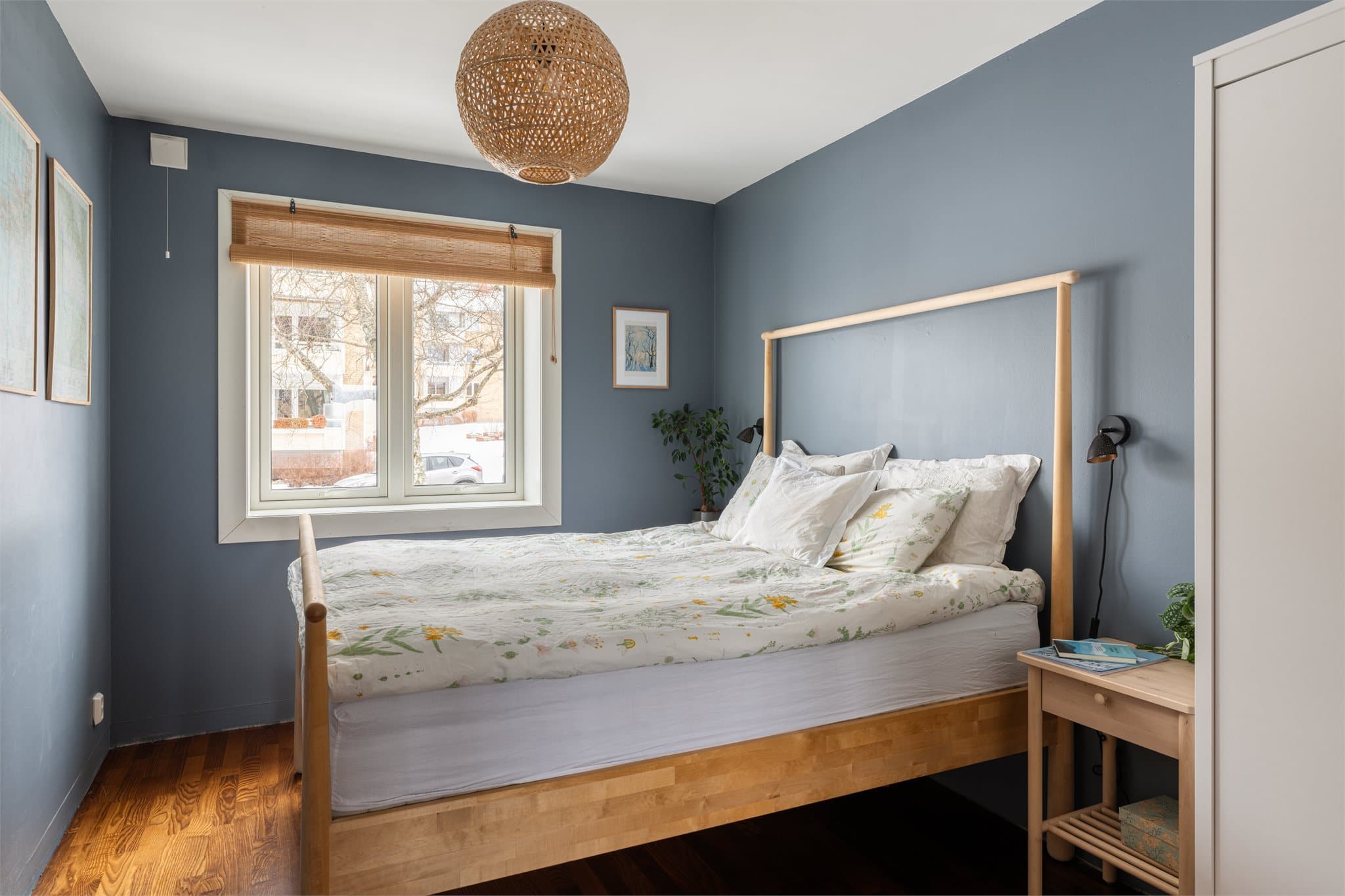 Rommet har parkett på gulvet og nylig malte veggflater.